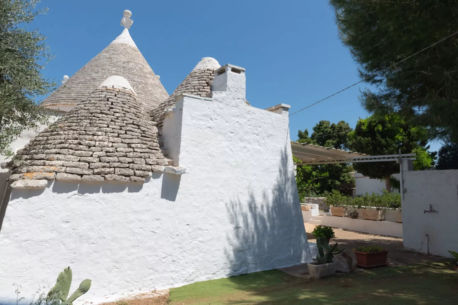 Trulli di Nonno Marco Cisternino-Tuinen zomer