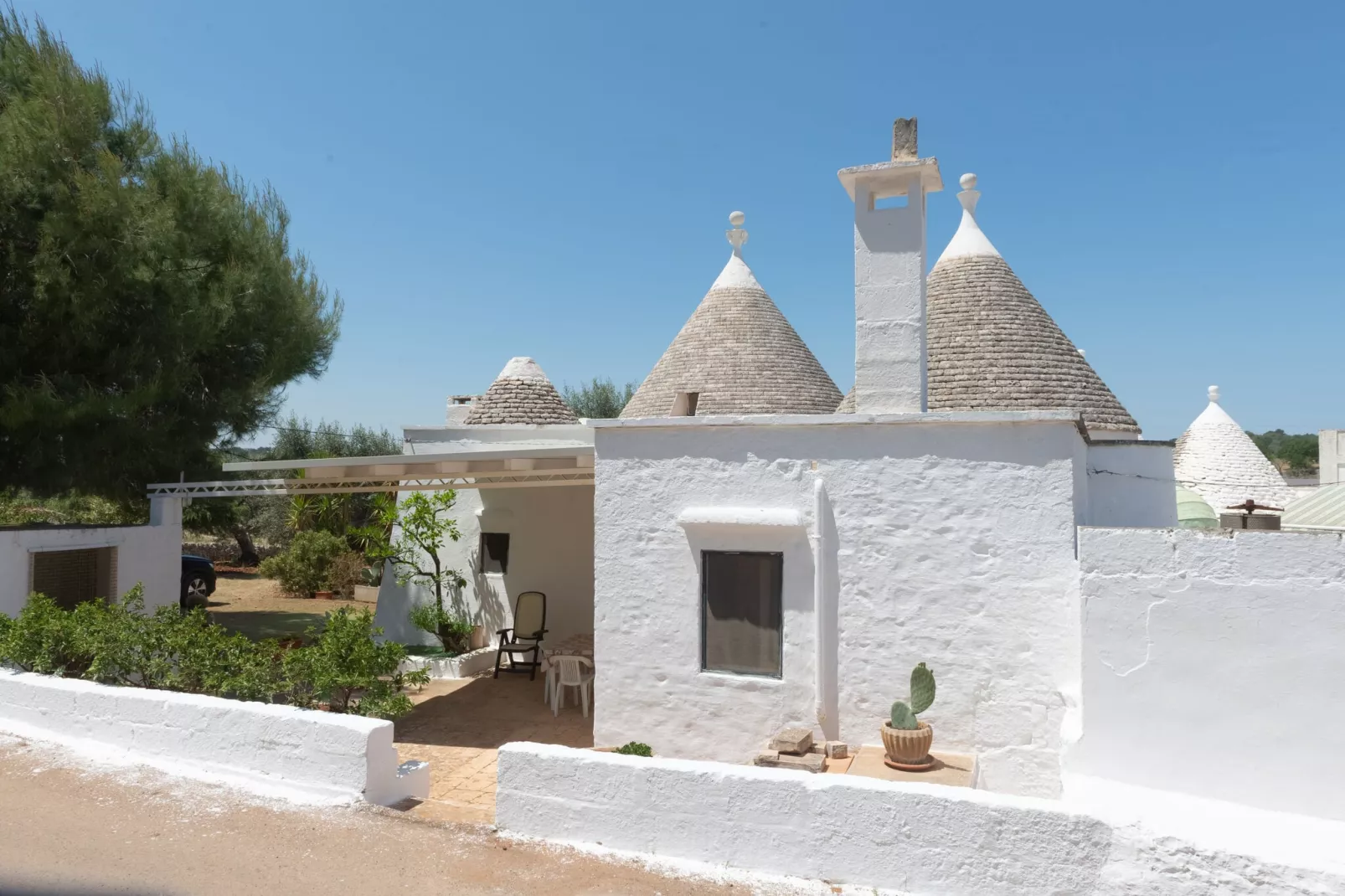 Trulli di Nonno Marco Cisternino-Buitenkant zomer