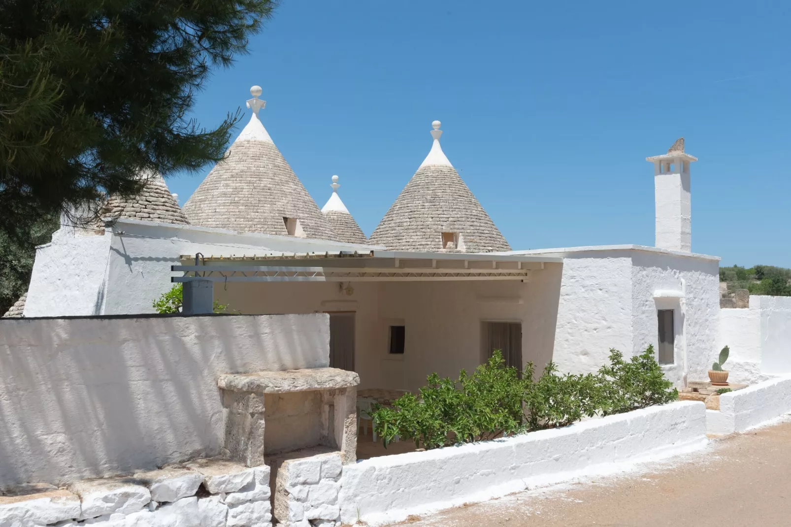 Trulli di Nonno Marco Cisternino-Buitenkant zomer