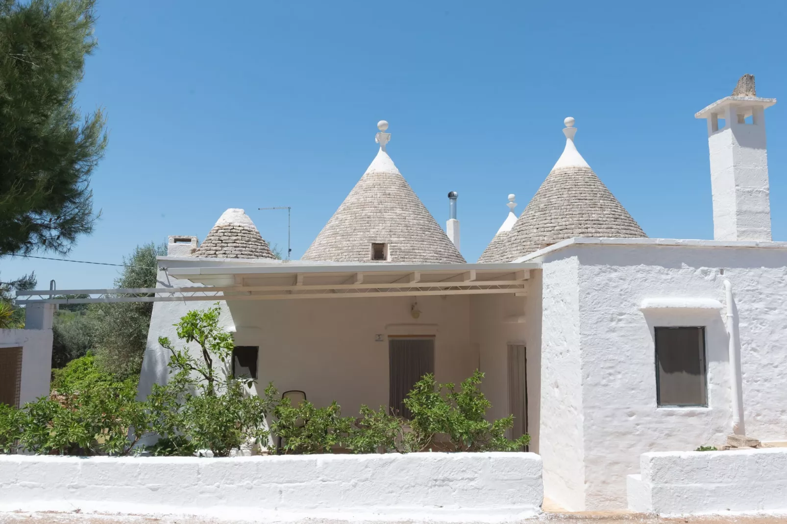 Trulli di Nonno Marco Cisternino-Buitenkant zomer