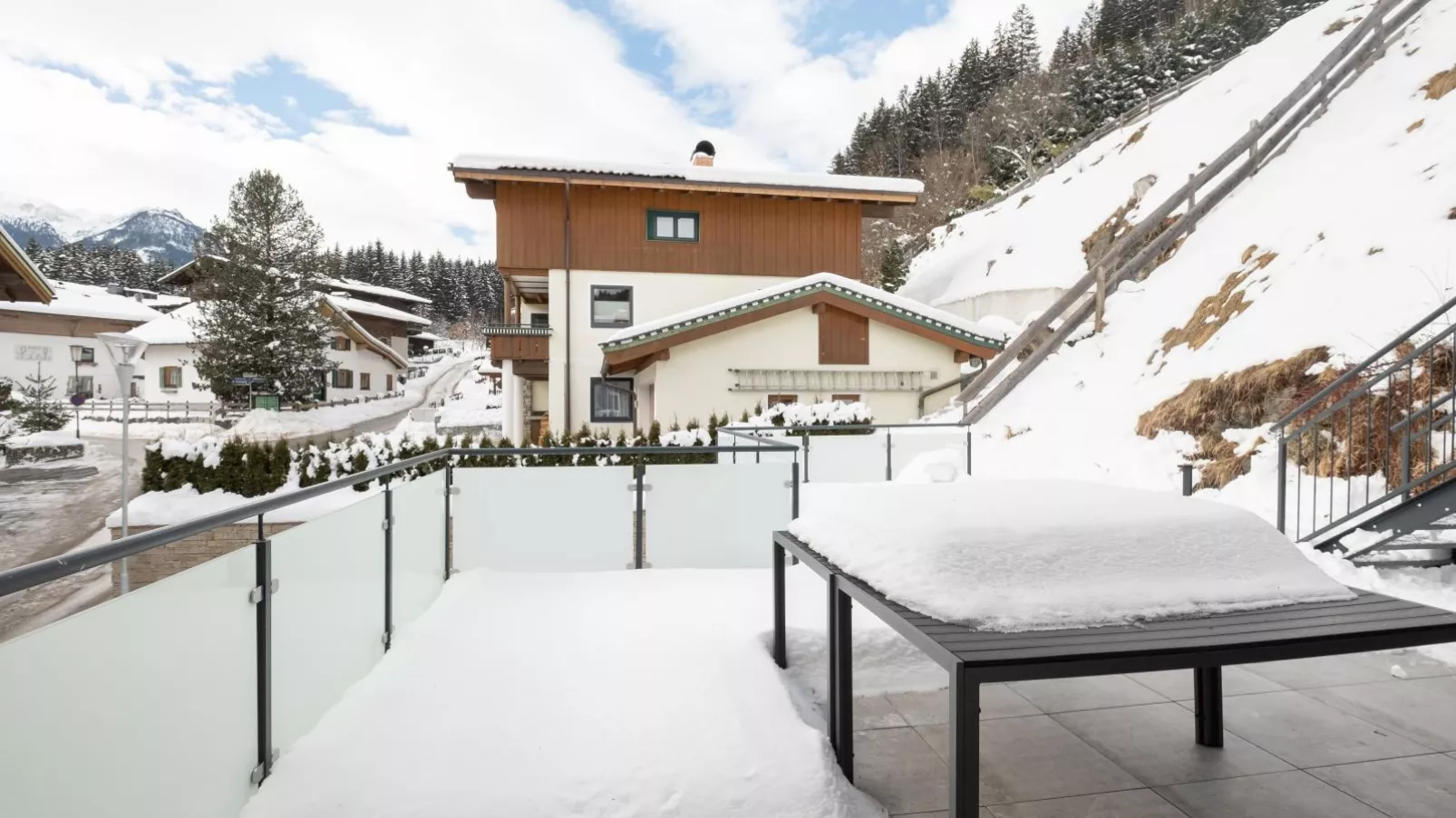 Kobelhäusl bei Hause Groß-Terrasbalkon