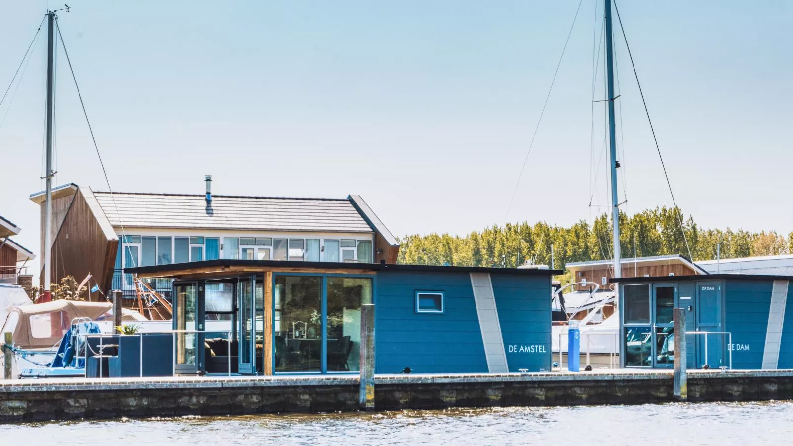 Tiny houseboat Uitgeest II-Buitenkant zomer