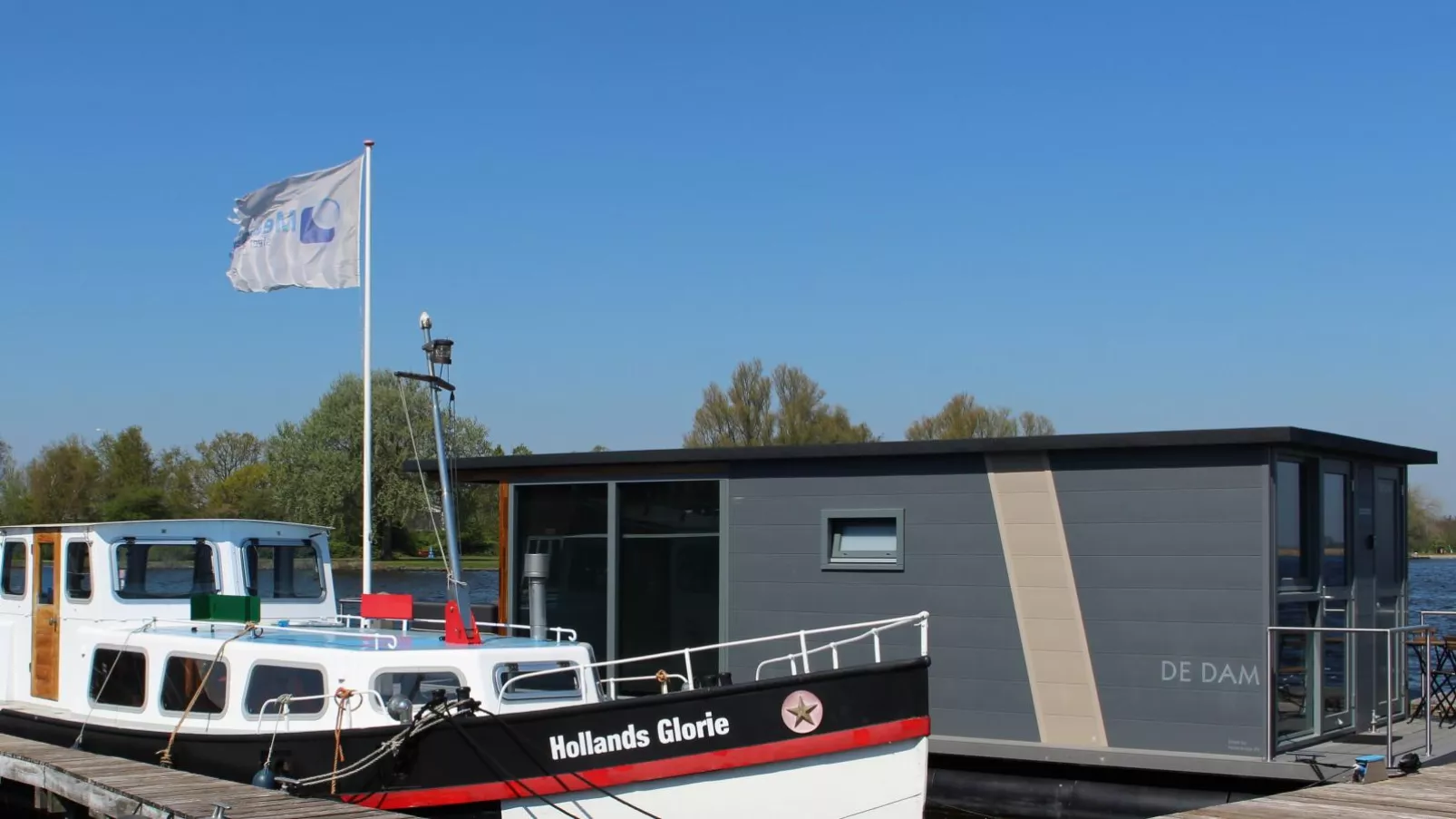 Tiny houseboat Uitgeest II-Buitenkant zomer