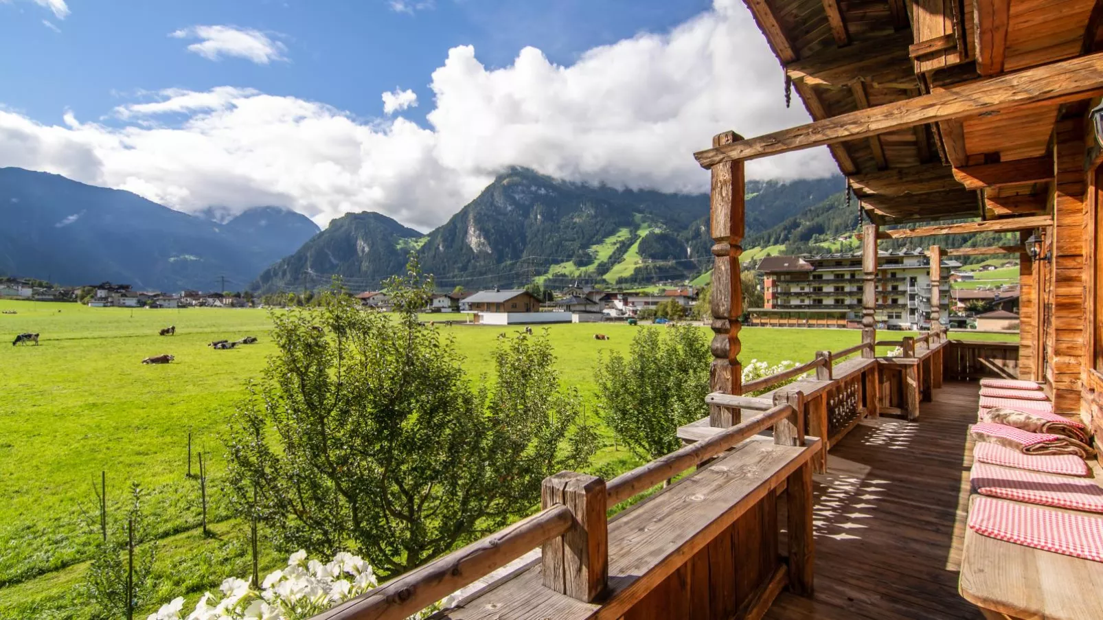 Blick zum Mayrhofen-Terrasbalkon