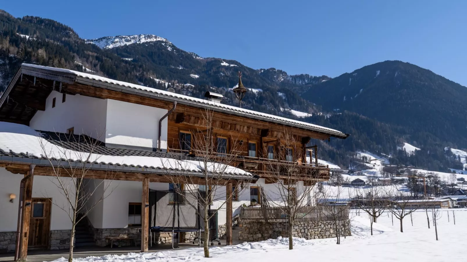 Blick zum Mayrhofen-Exterieur winter