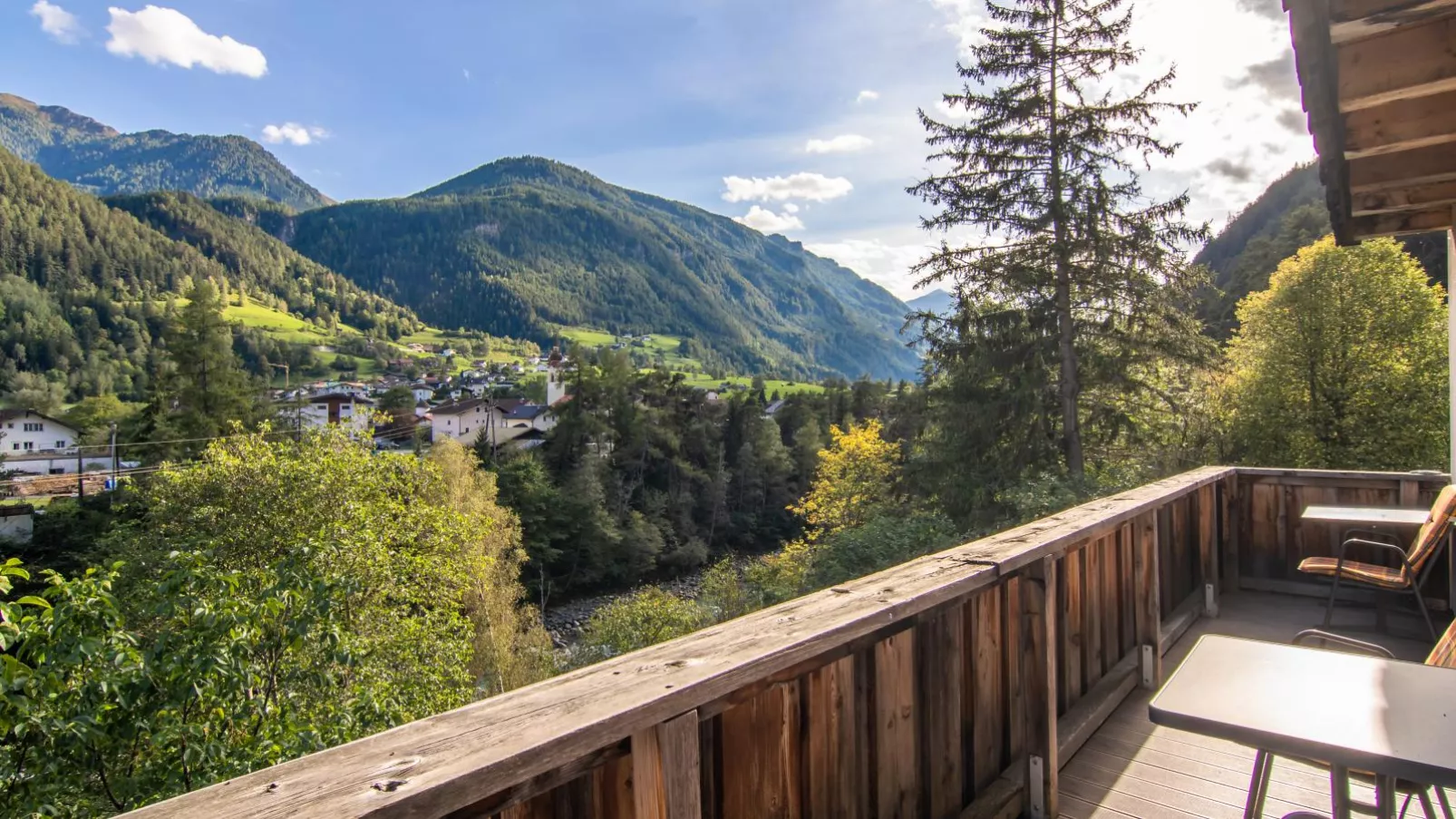 Haus Senn Tösens I-Uitzicht zomer