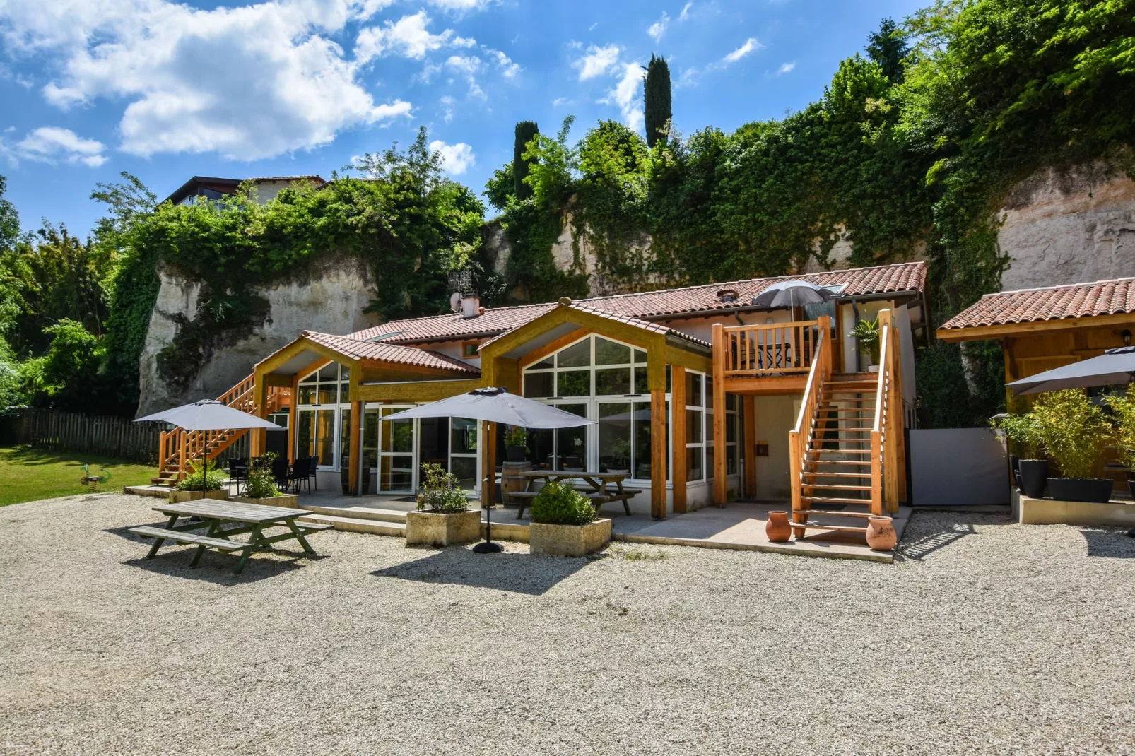 Domaine du pont vieux  Bâtiment principal/Annexe/chalet bois/Banane-Buitenkant zomer