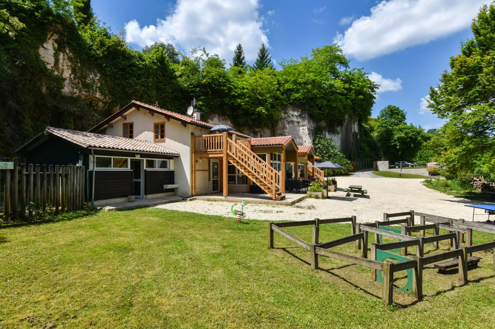 Domaine du pont vieux  Bâtiment principal/Annexe/chalet bois/Banane/Aquarium-Buitenkant zomer