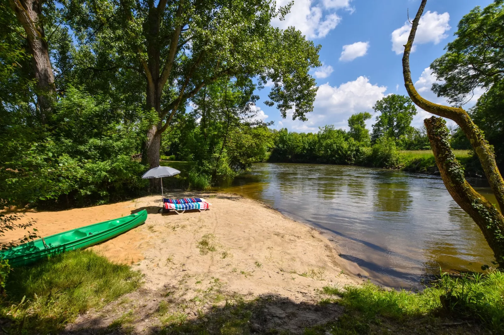 Domaine du pont vieux  Bâtiment principal/Annexe/chalet bois/Banane/Aquarium/Insolite-Gebieden zomer 1km