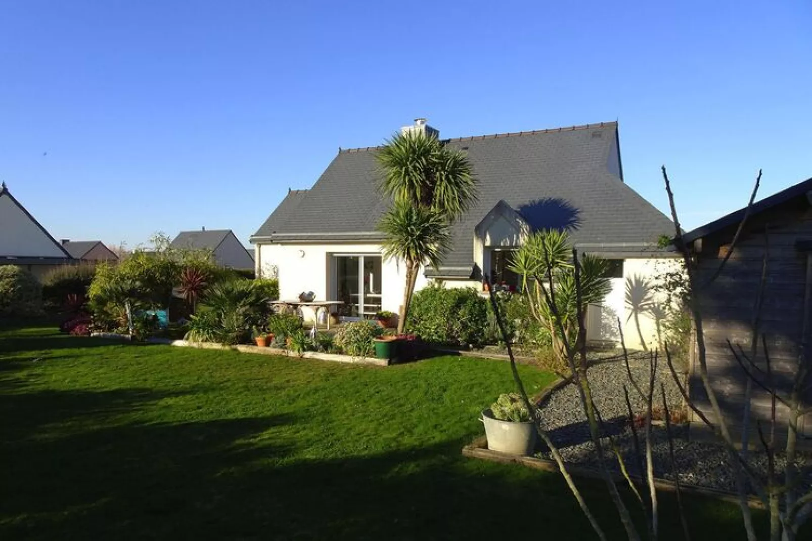 Pretty holiday home in palm garden near coast Pleubian-Buitenkant zomer