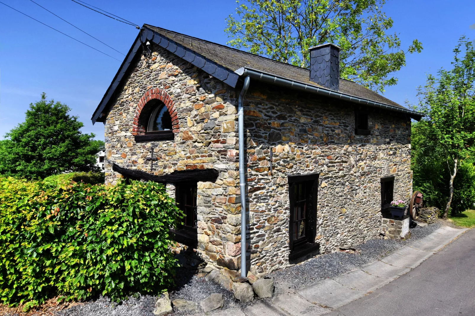 Maison des Contes-Buitenkant zomer