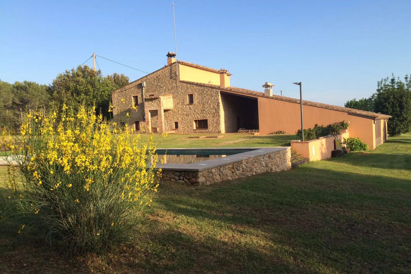 Masia Can Roca de Dalt-Buitenkant zomer