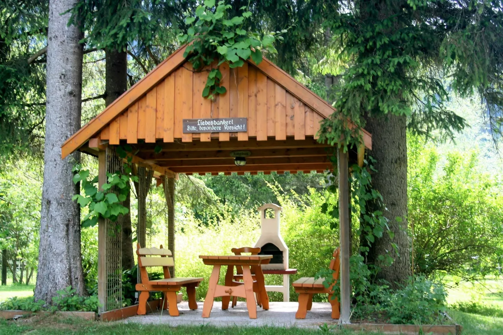 Apartment Das kleine Paradies-Tuinen zomer