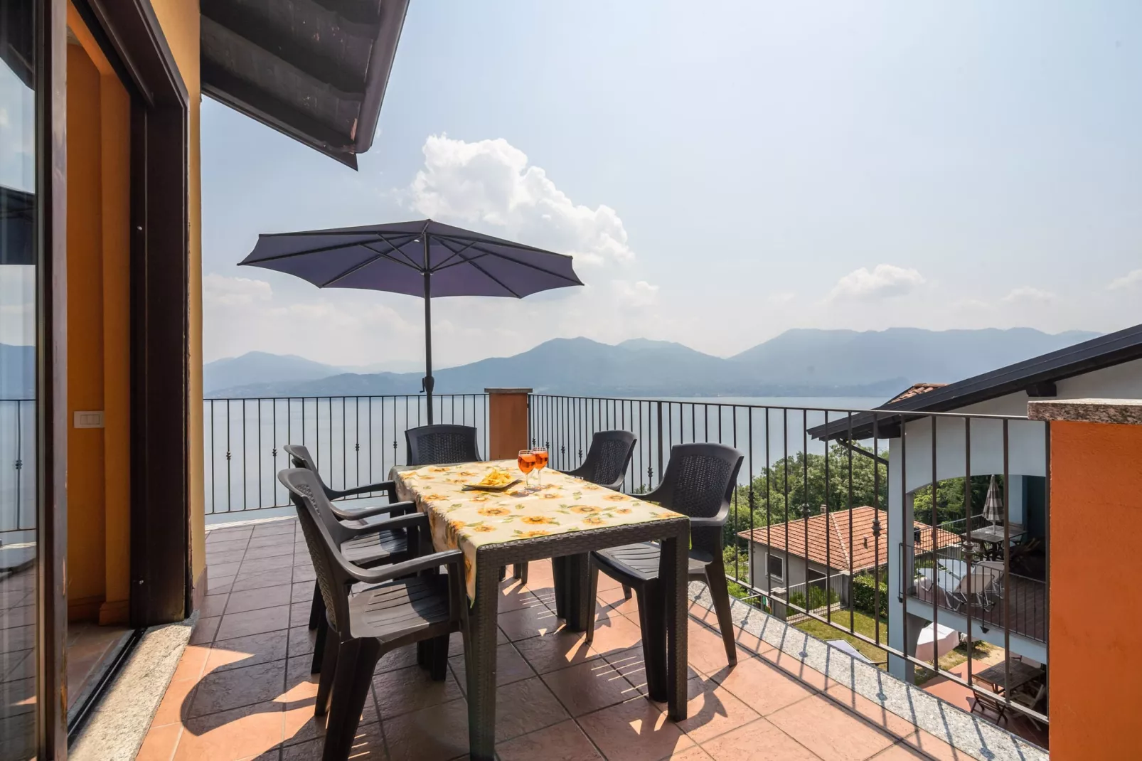 Modern appartement in Oggebbio met een zwembad-Terrasbalkon