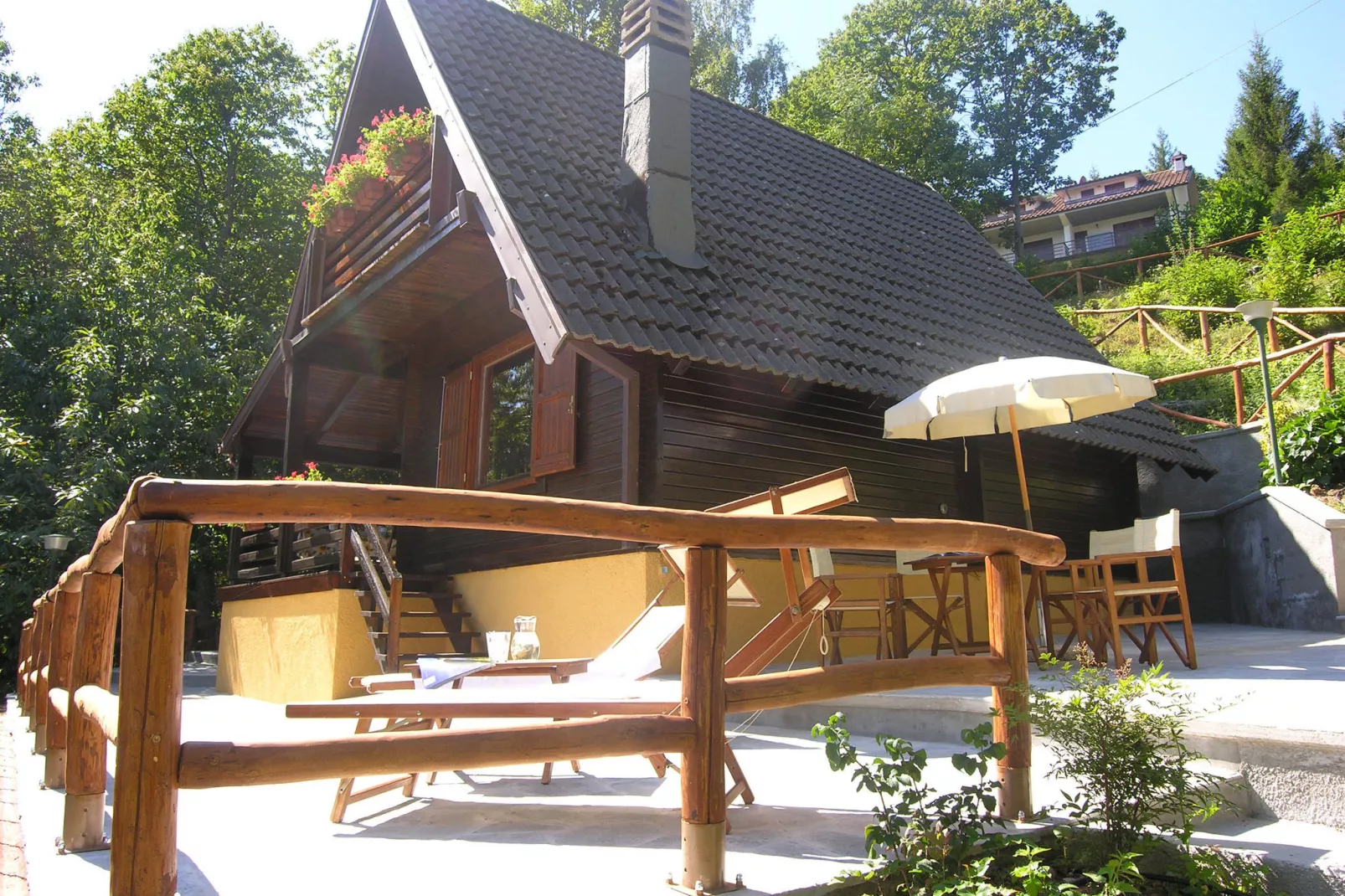 Chalet Appennino-Buitenkant zomer