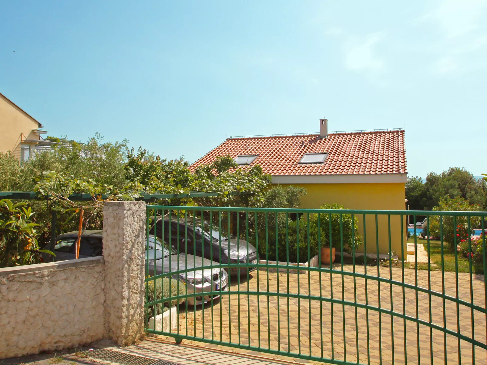 Yellow House-Buiten