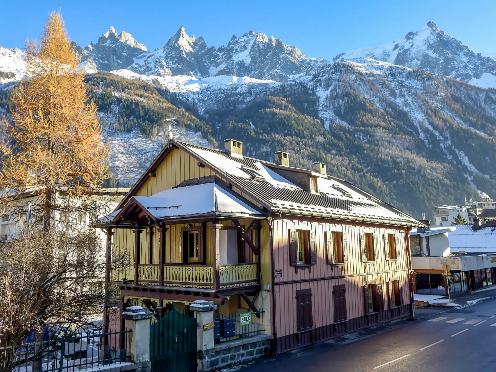 Le Chalet Suisse-Buiten