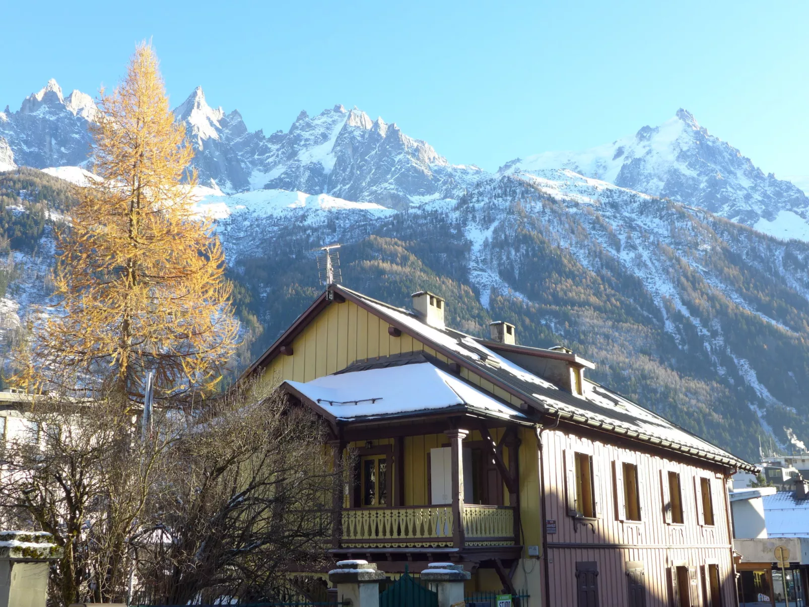 Le Chalet Suisse-Buiten