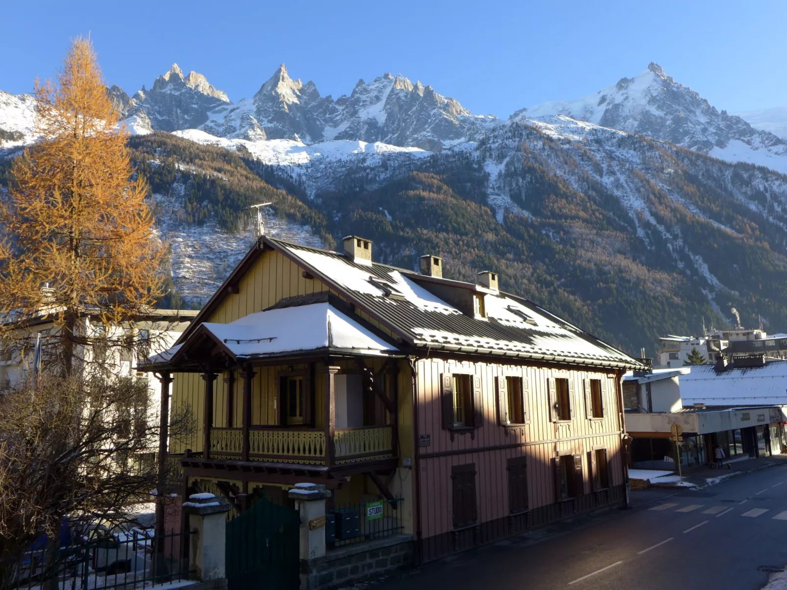 Le Chalet Suisse-Buiten