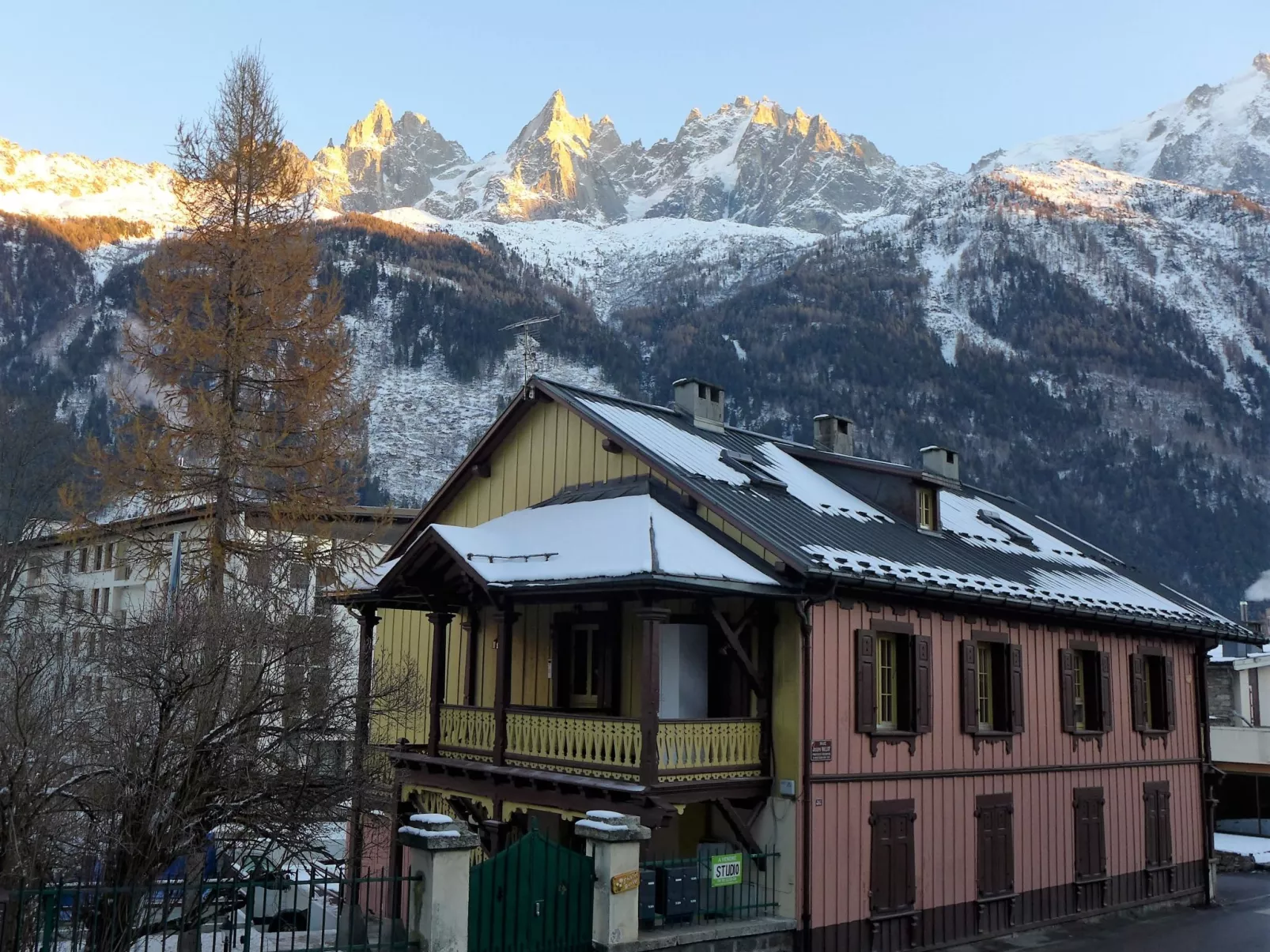 Le Chalet Suisse-Buiten