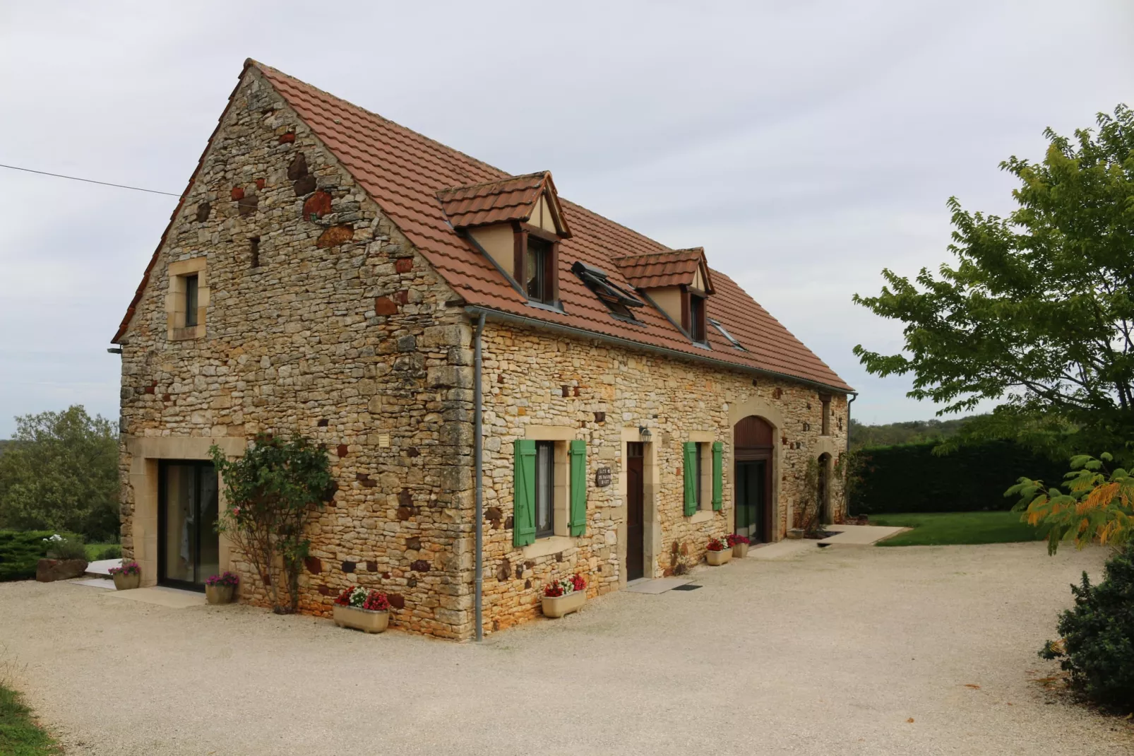 Maison de vacances Lavercantiere-Buitenkant zomer