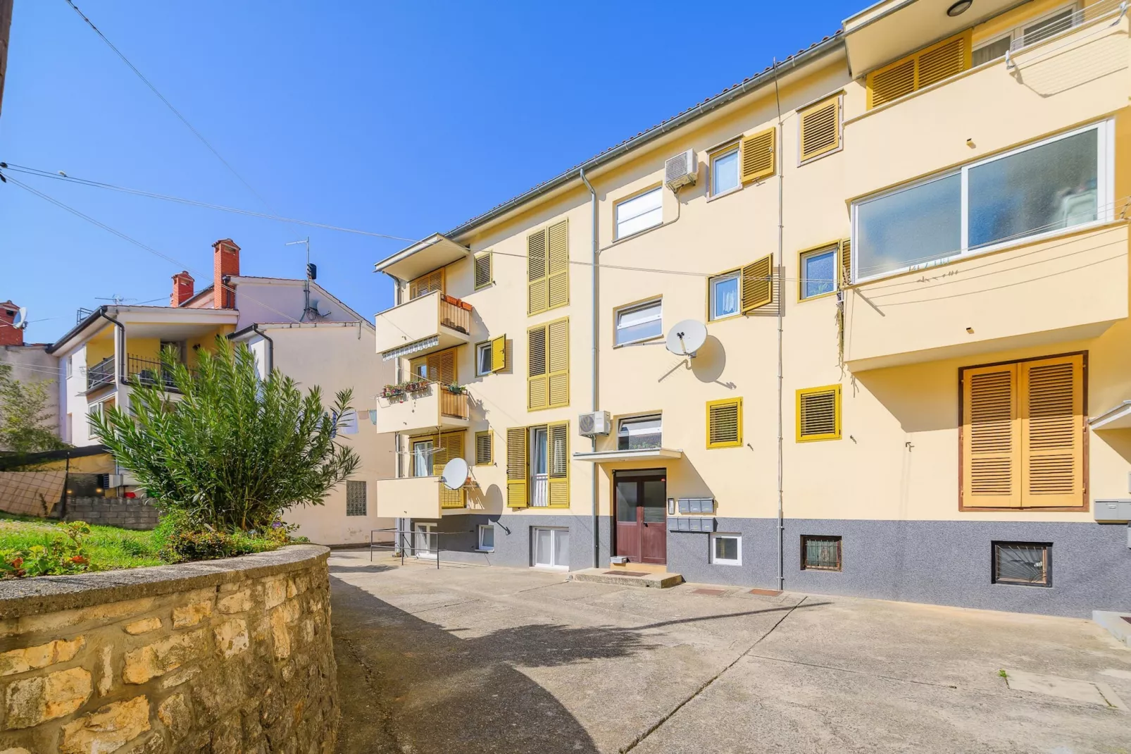 Premium apartment Peschiera Porec-Buitenkant zomer