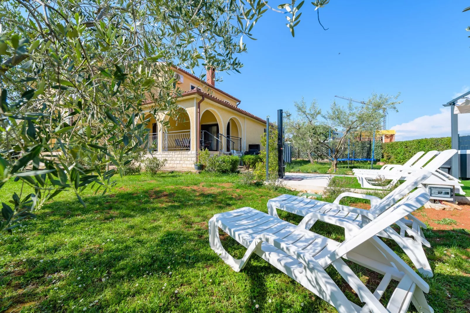 Apartment Josipa with Whirpool in Porec-Tuinen zomer