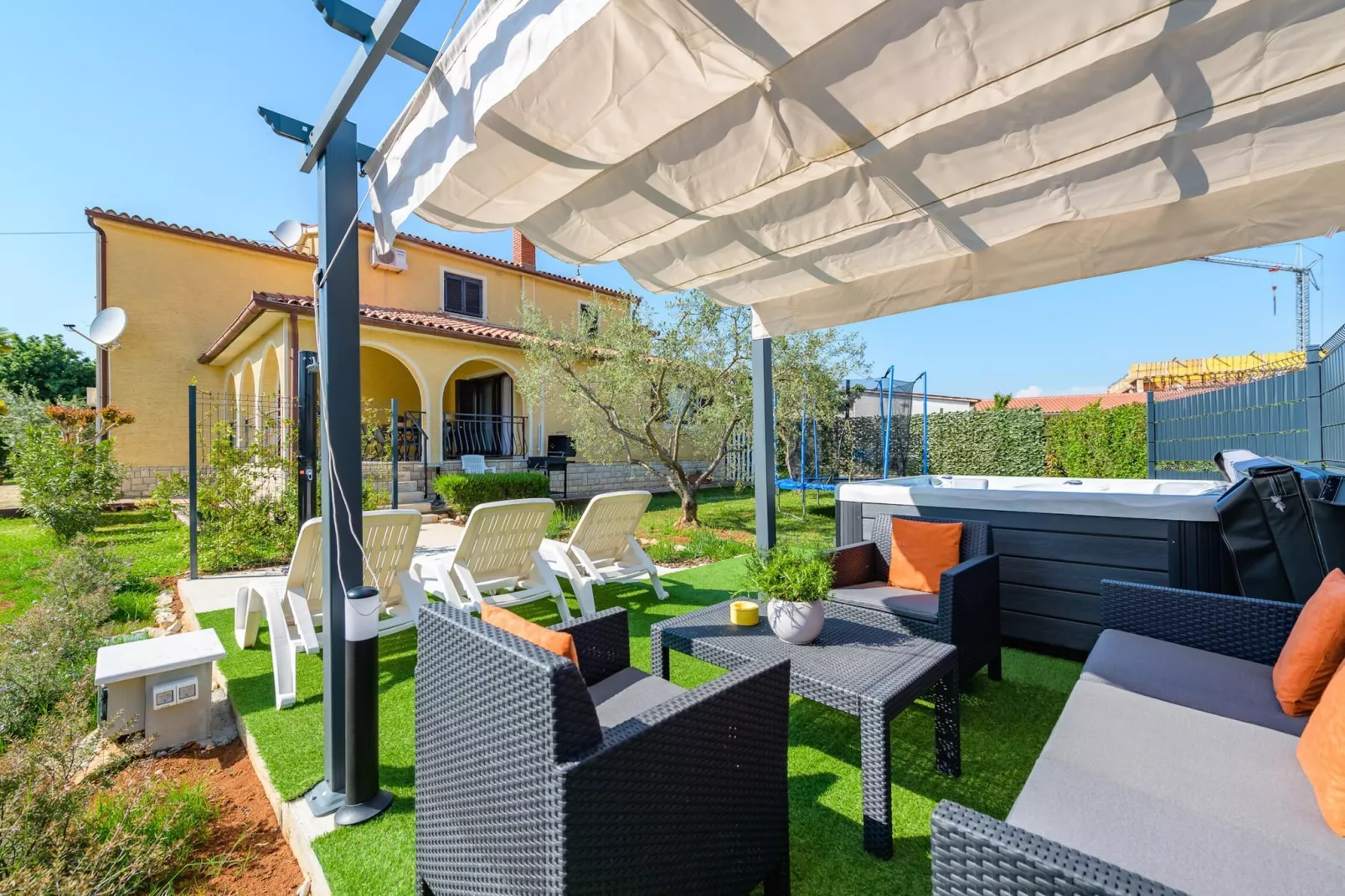 Apartment Josipa with Whirpool in Porec-Tuinen zomer