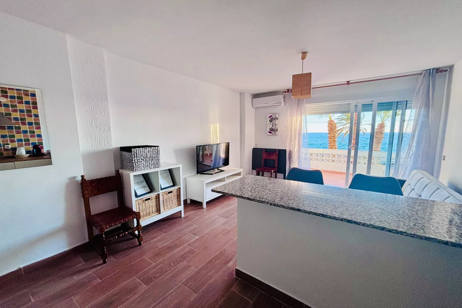 Apartamento Reina Sofía Primera linea de playa-Woonkamer