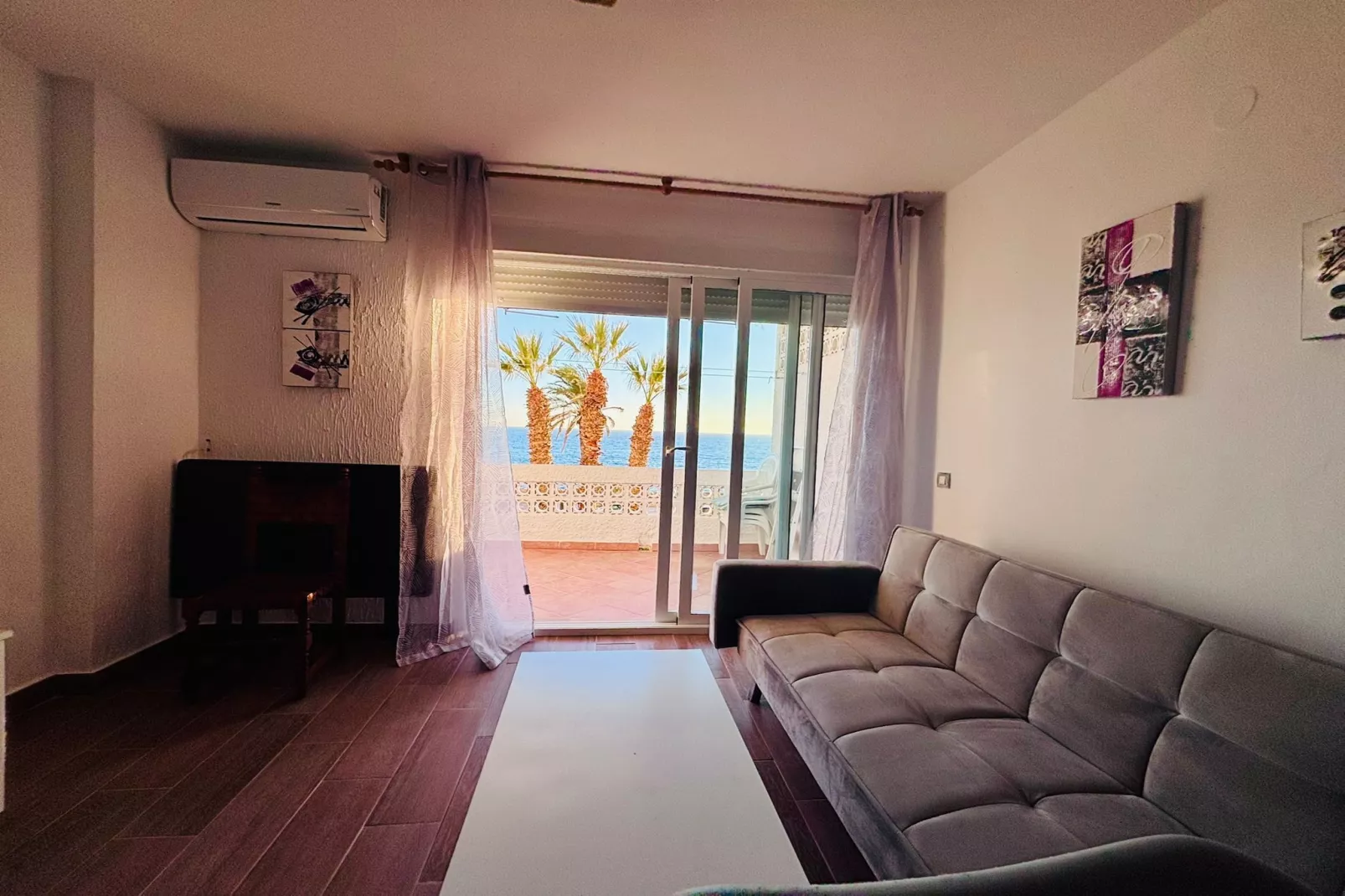 Apartamento Reina Sofía Primera linea de playa-Woonkamer