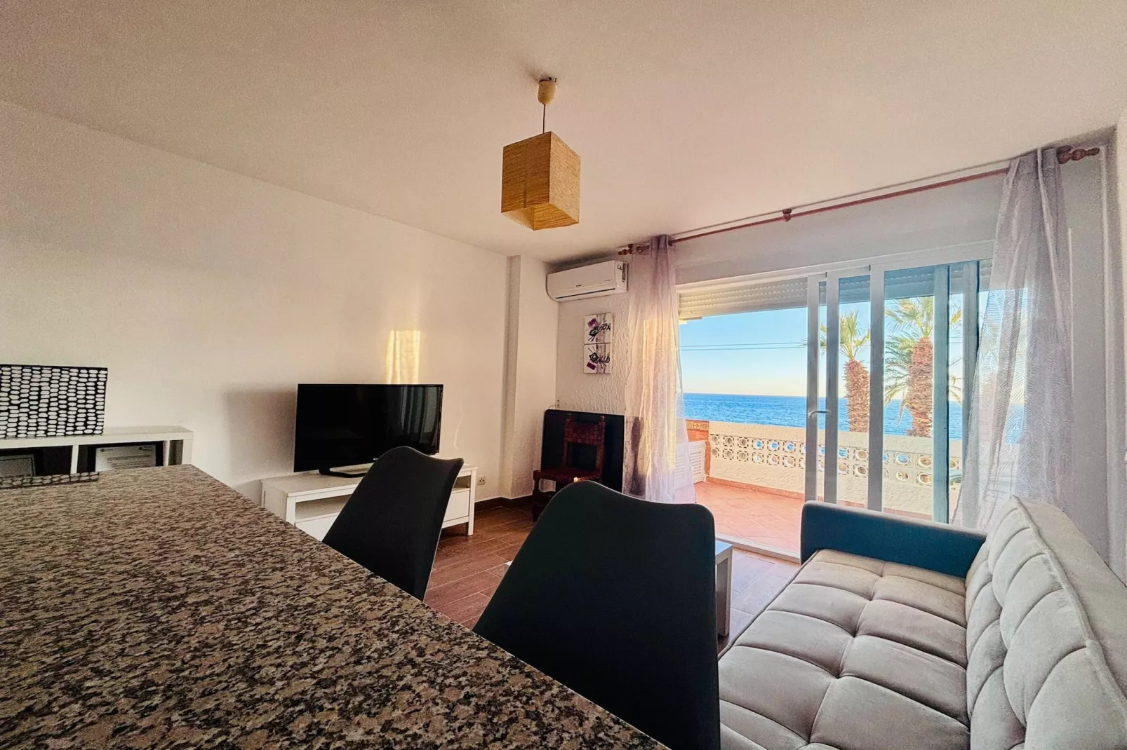 Apartamento Reina Sofía Primera linea de playa-Eetkamer