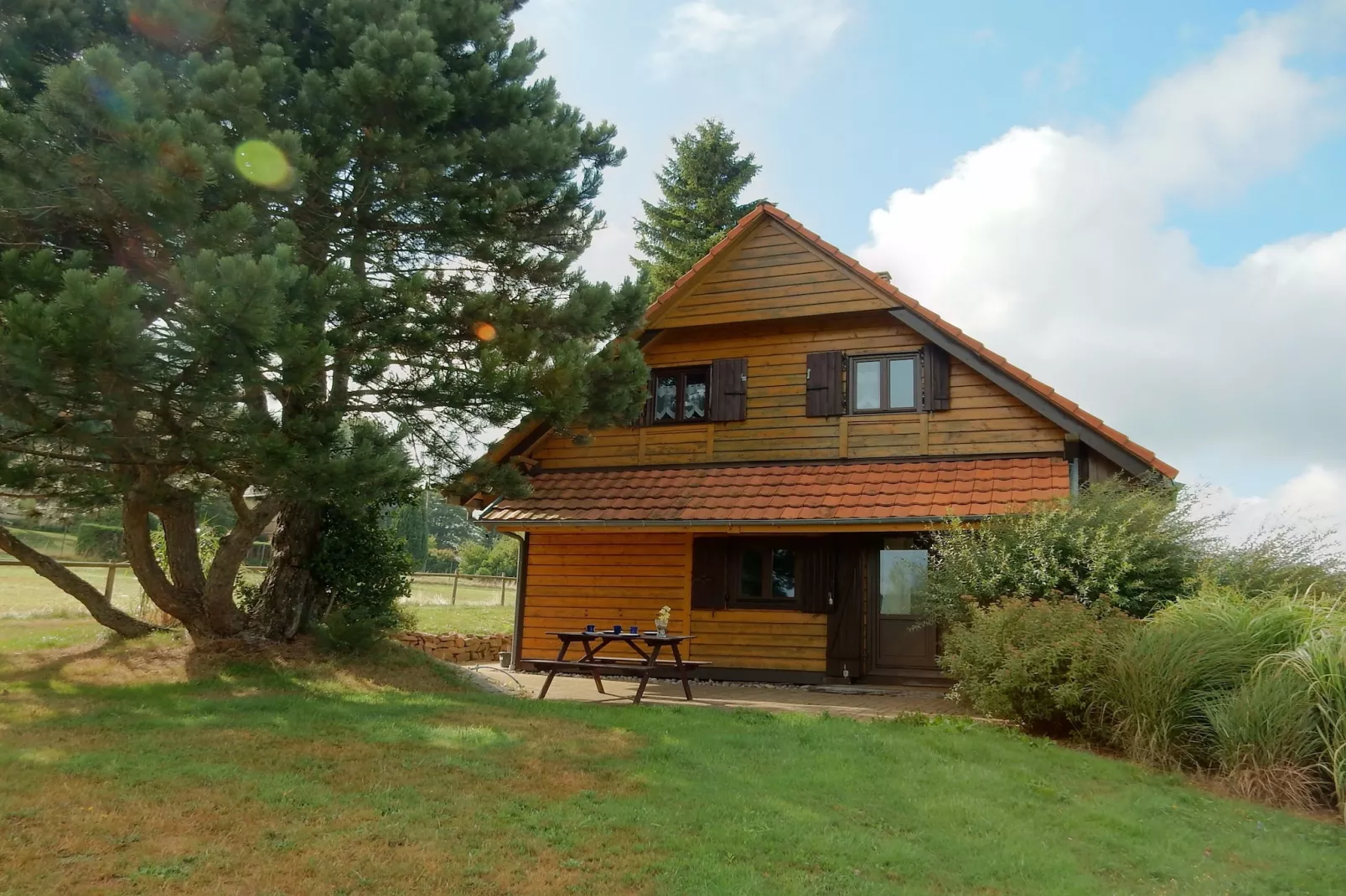 Chalet - LA HOUBE-Buitenkant zomer