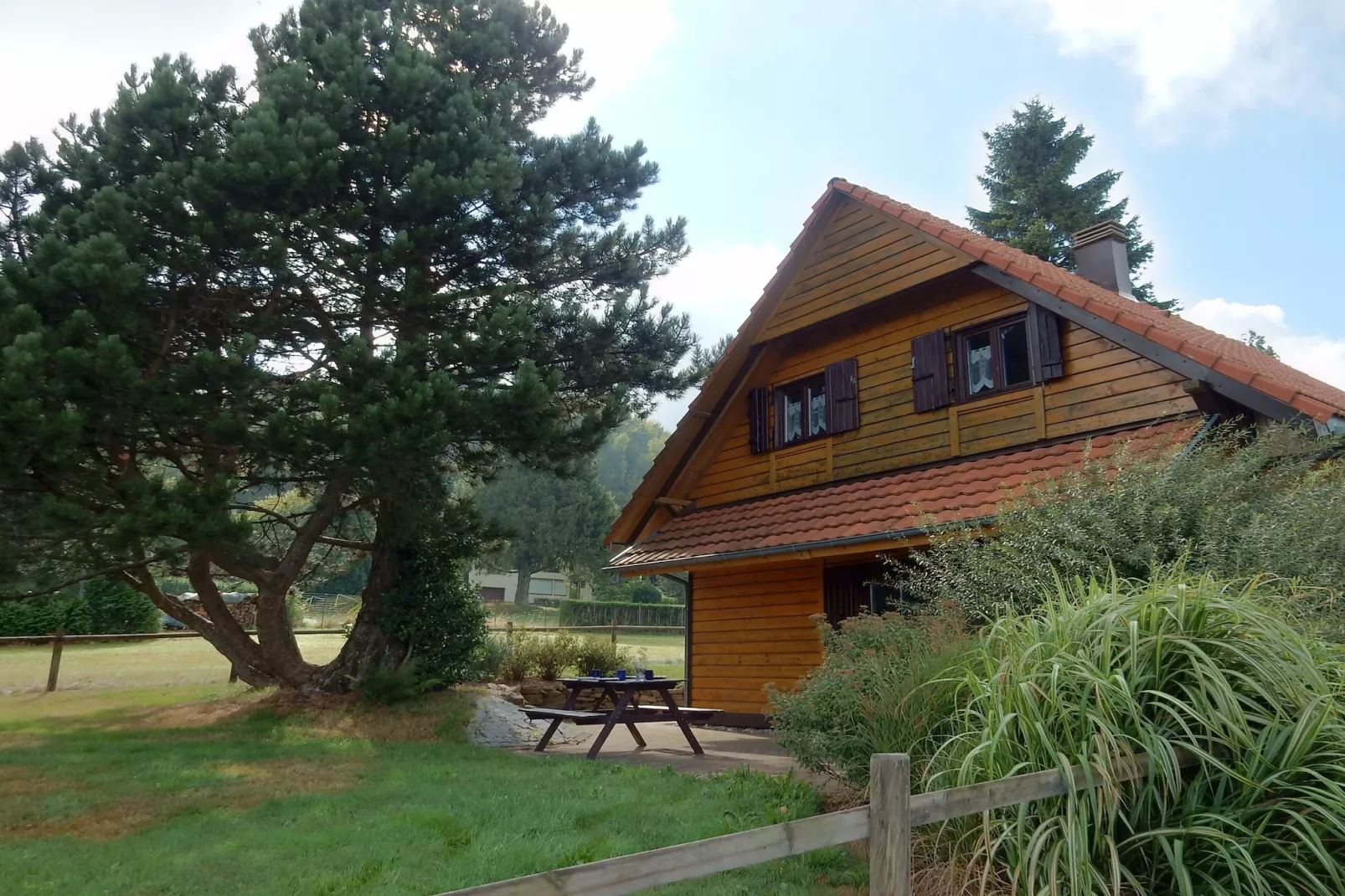 Chalet - LA HOUBE-Buitenkant zomer