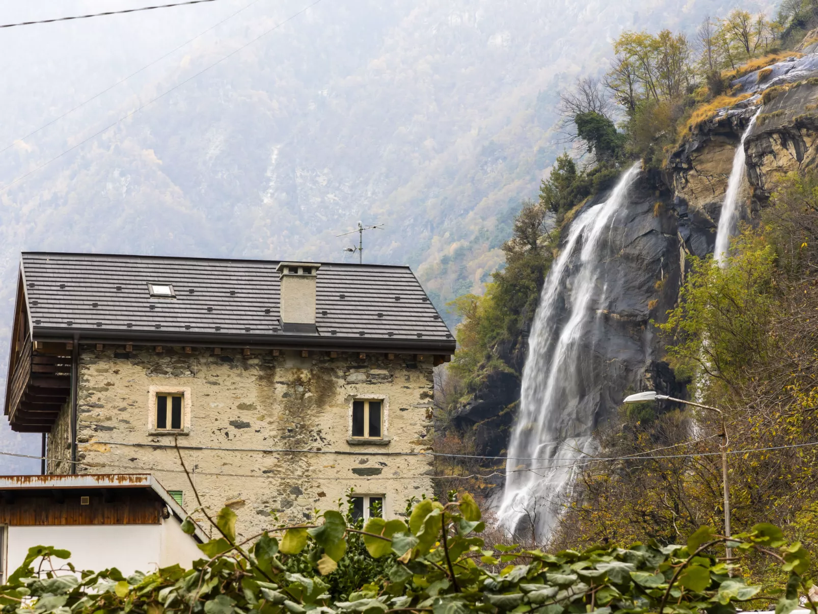 Borgonuovo Waterfall's House-Buiten