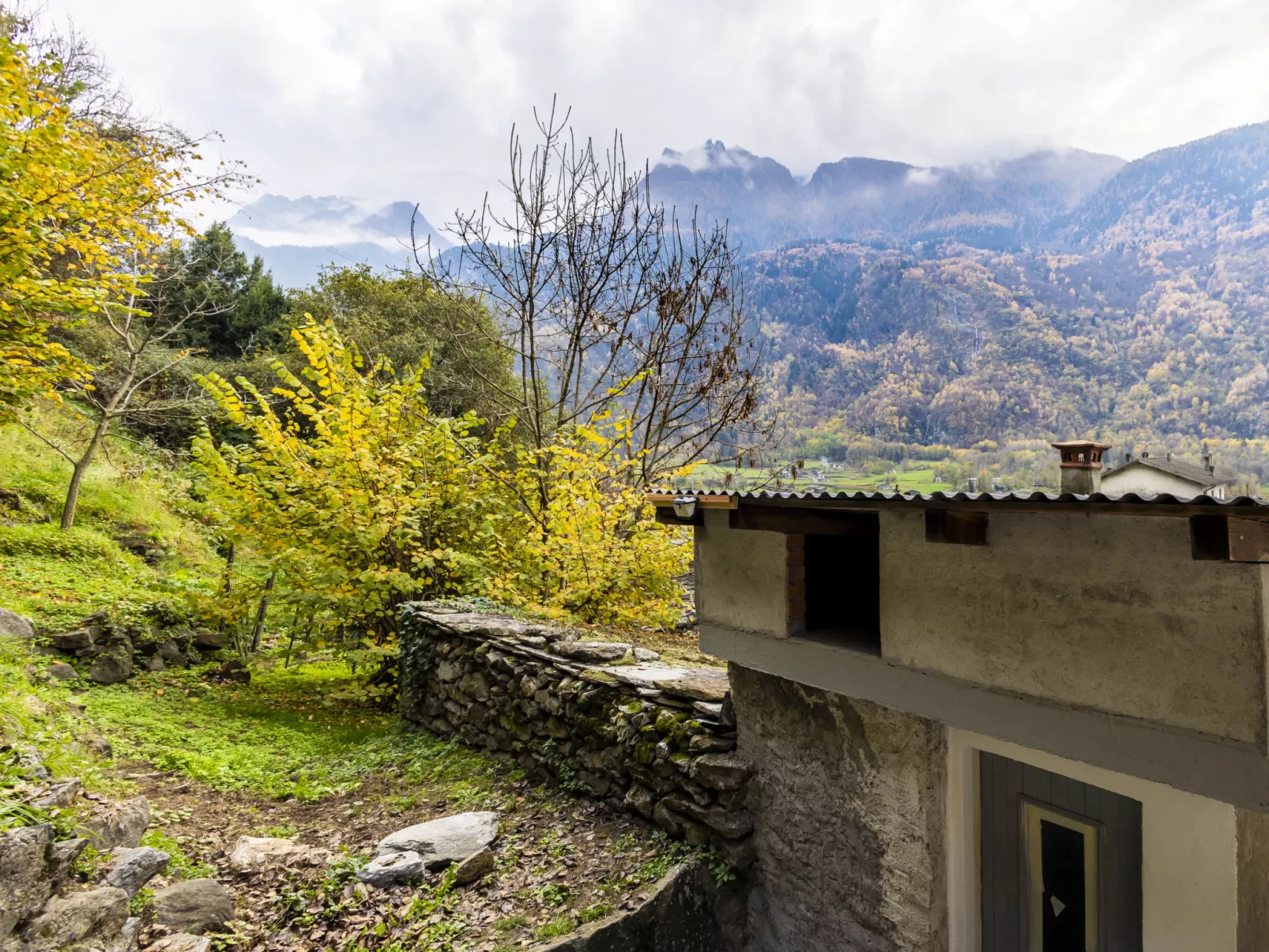 Borgonuovo Waterfall's House-Buiten