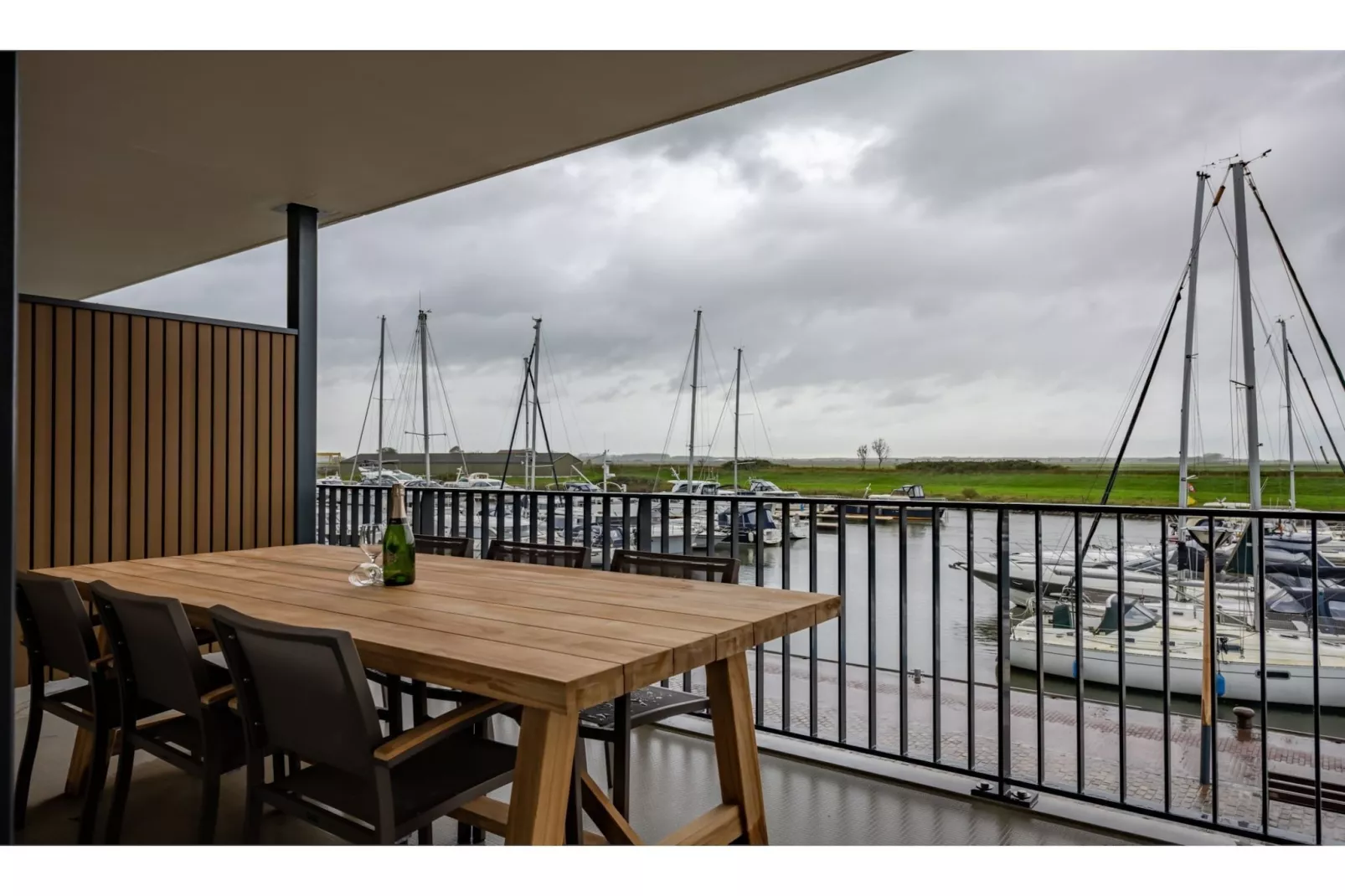 Harbour Loft 1G -uitzicht jachthaven-Terrasbalkon