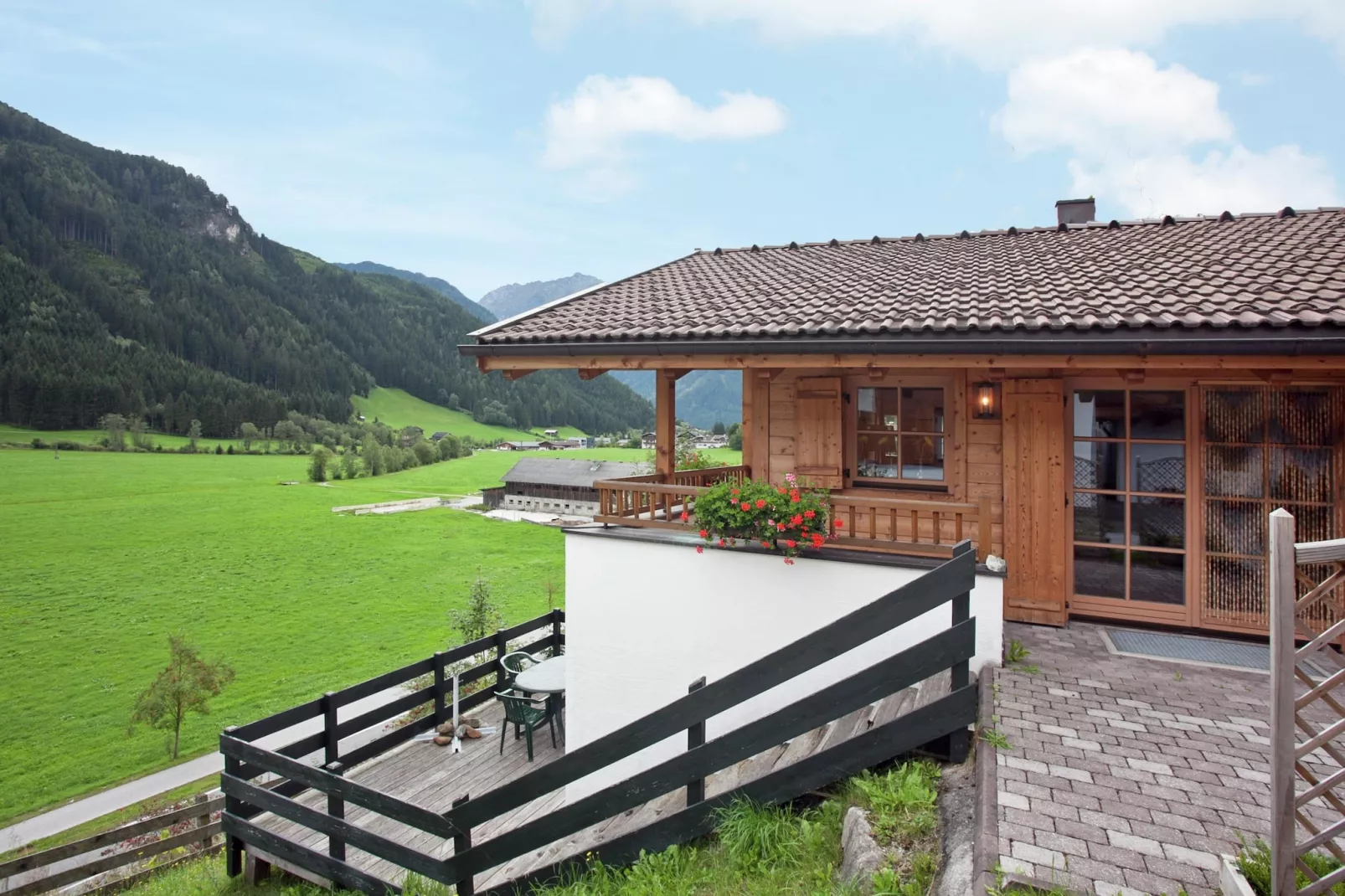 Chalets im Wald-Buitenkant zomer