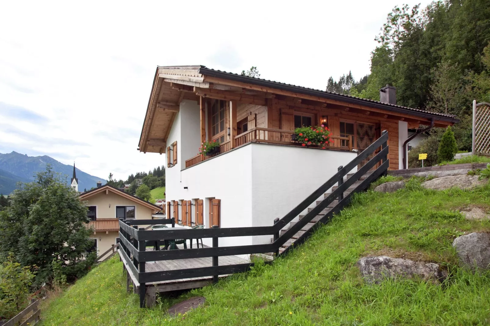 Chalets im Wald-Buitenkant zomer