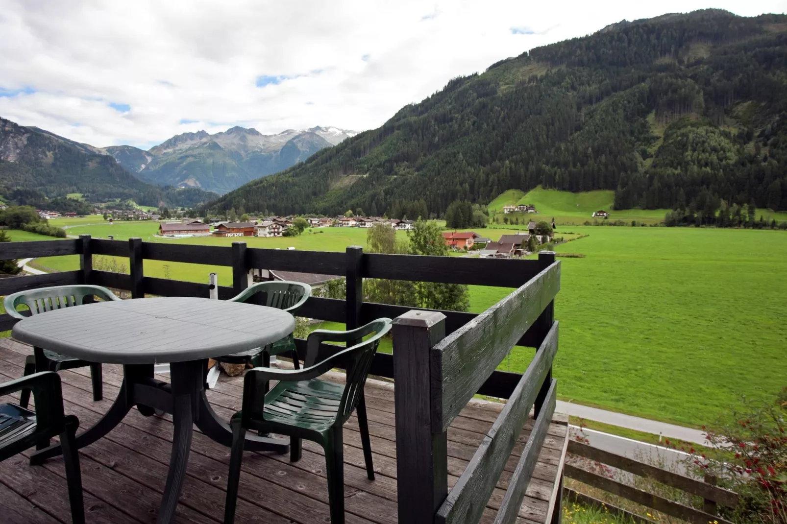 Chalets im Wald-Terrasbalkon