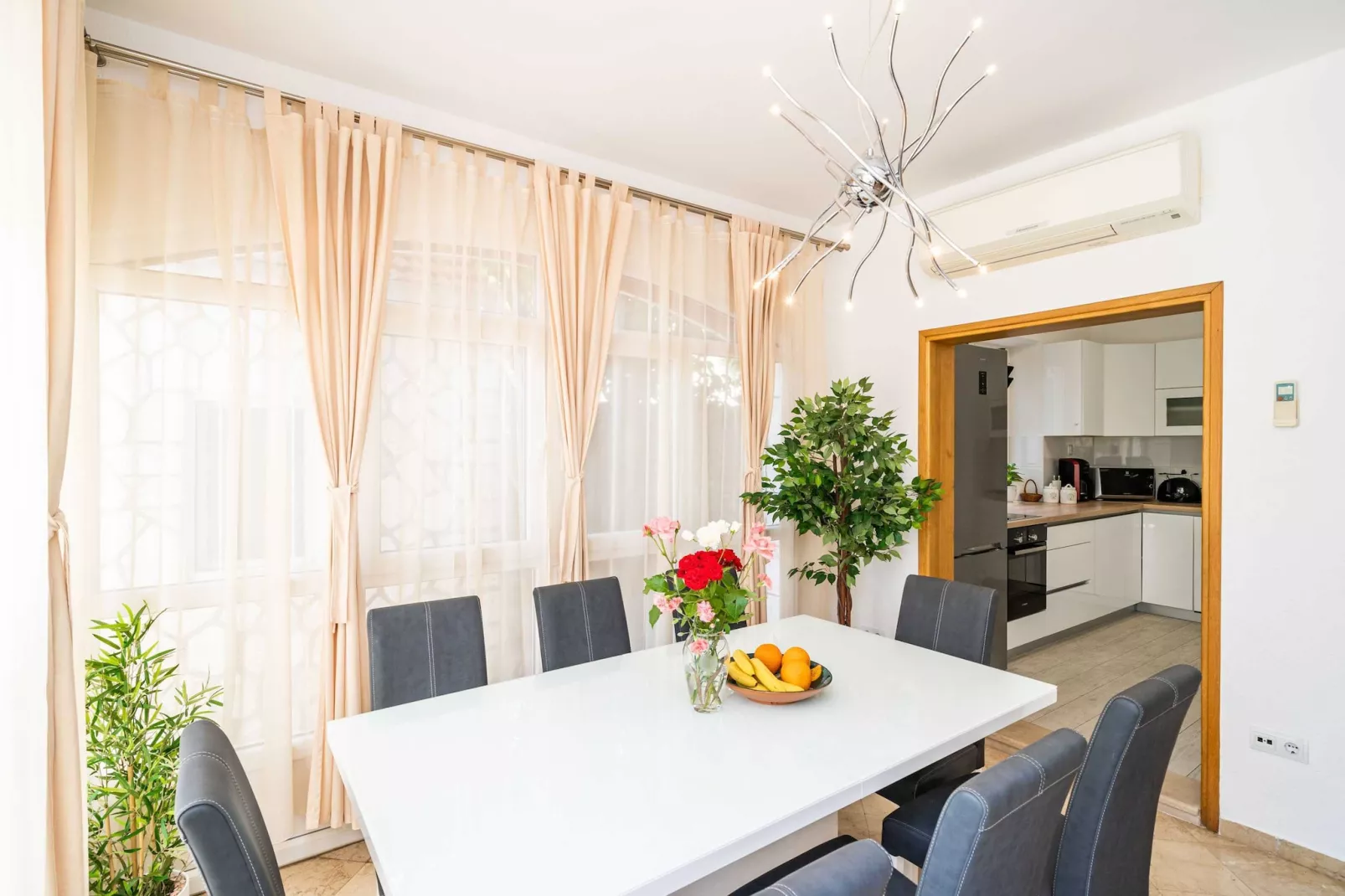 Holiday Home King - Four Bedroom House with Terrace-Eetkamer