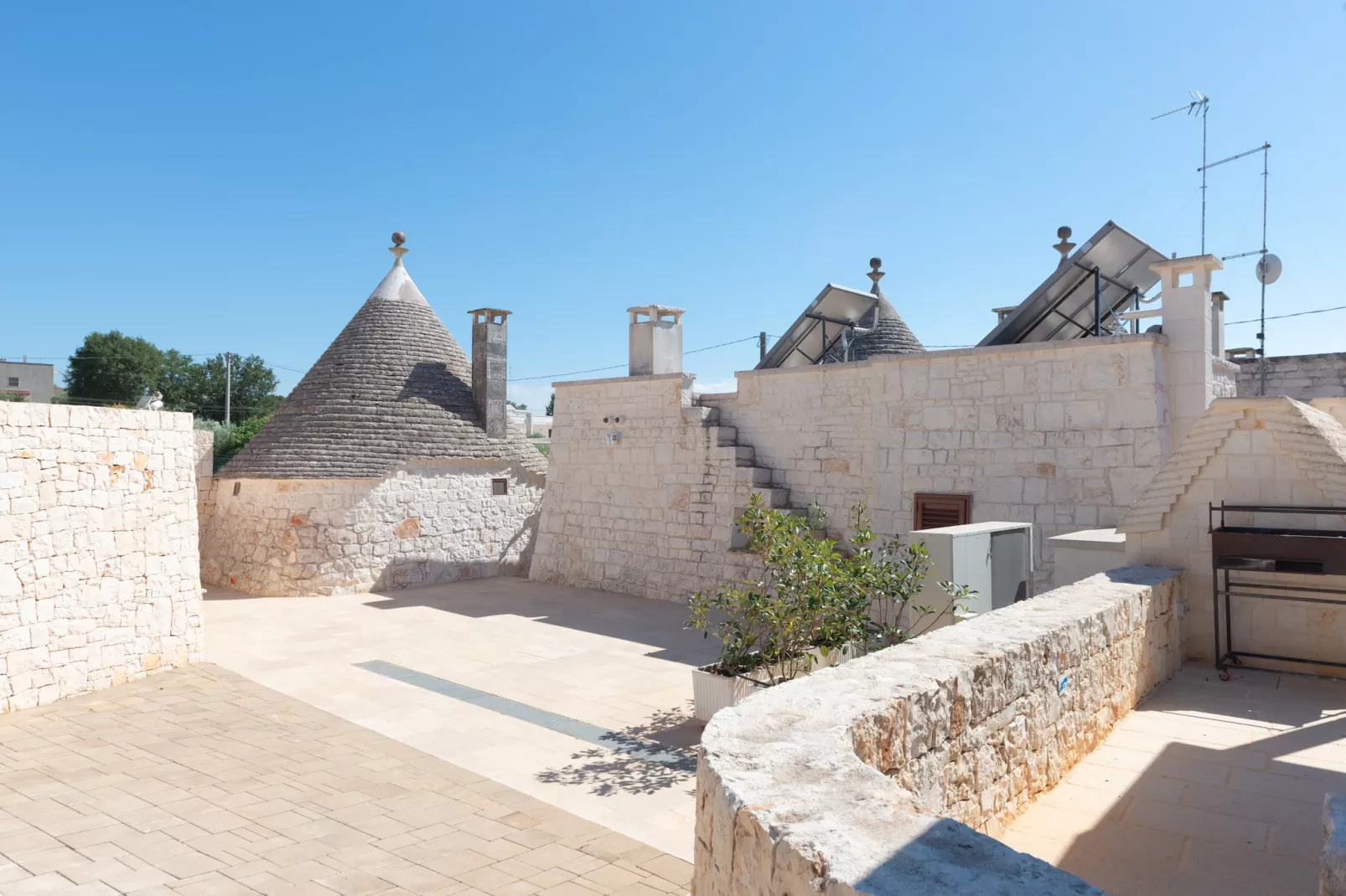 Trulli Cesare in Locorotondo-Tuinen zomer