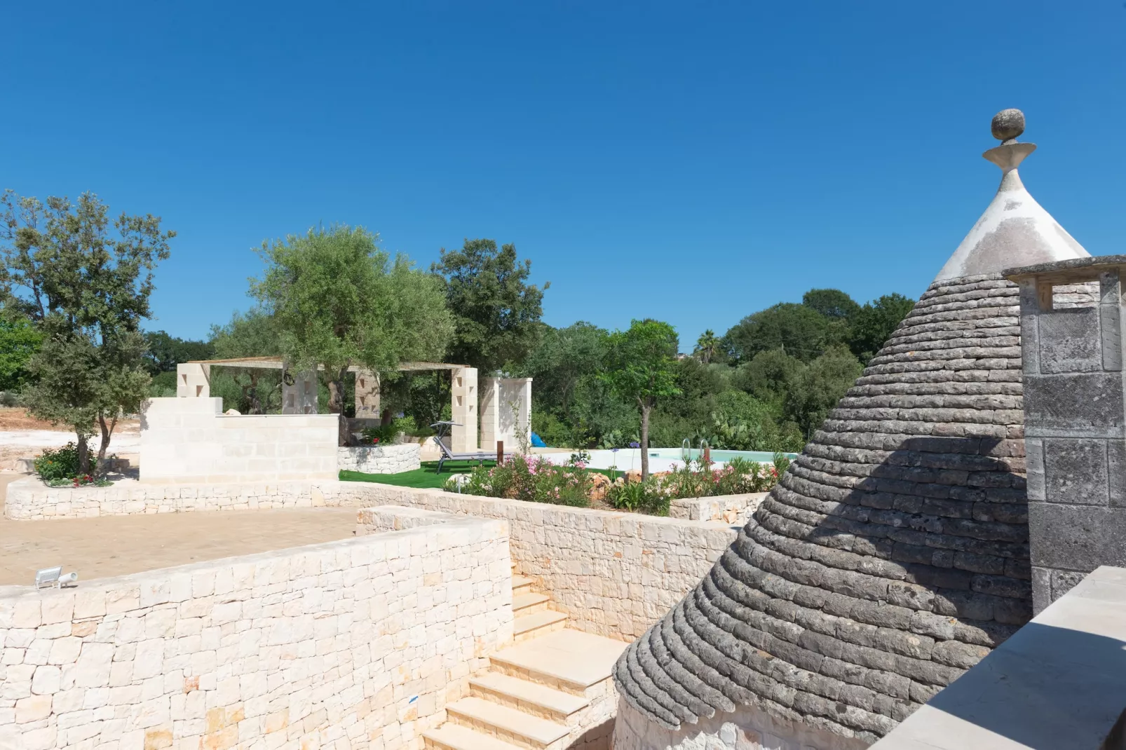 Trulli Cesare in Locorotondo-Buitenkant zomer