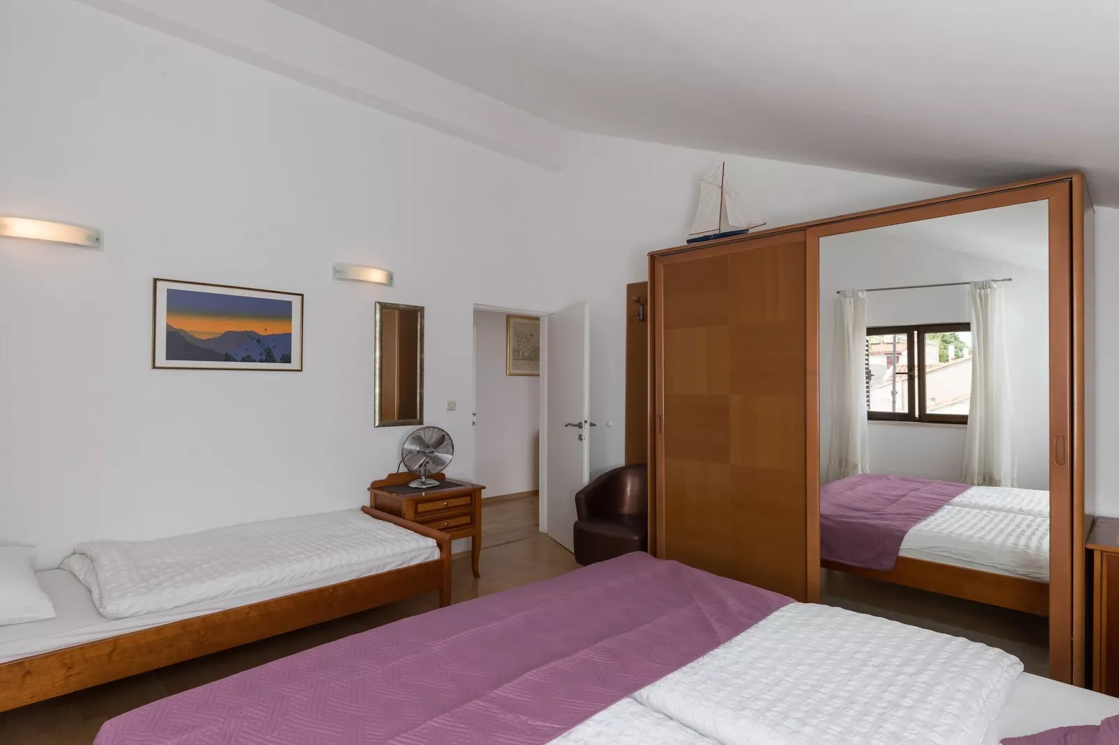 Guest House Kono - Two-Bedroom Apartment with Balcony and Sea View - Marka Gjaje Street-Slaapkamer