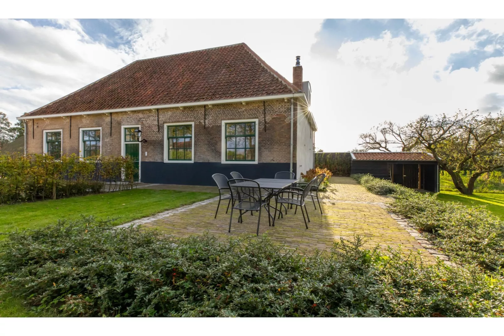 Vakantiehuis 'Boerderij Molenhof' - Stationsweg 5  Heinkenszand-Tuinen zomer