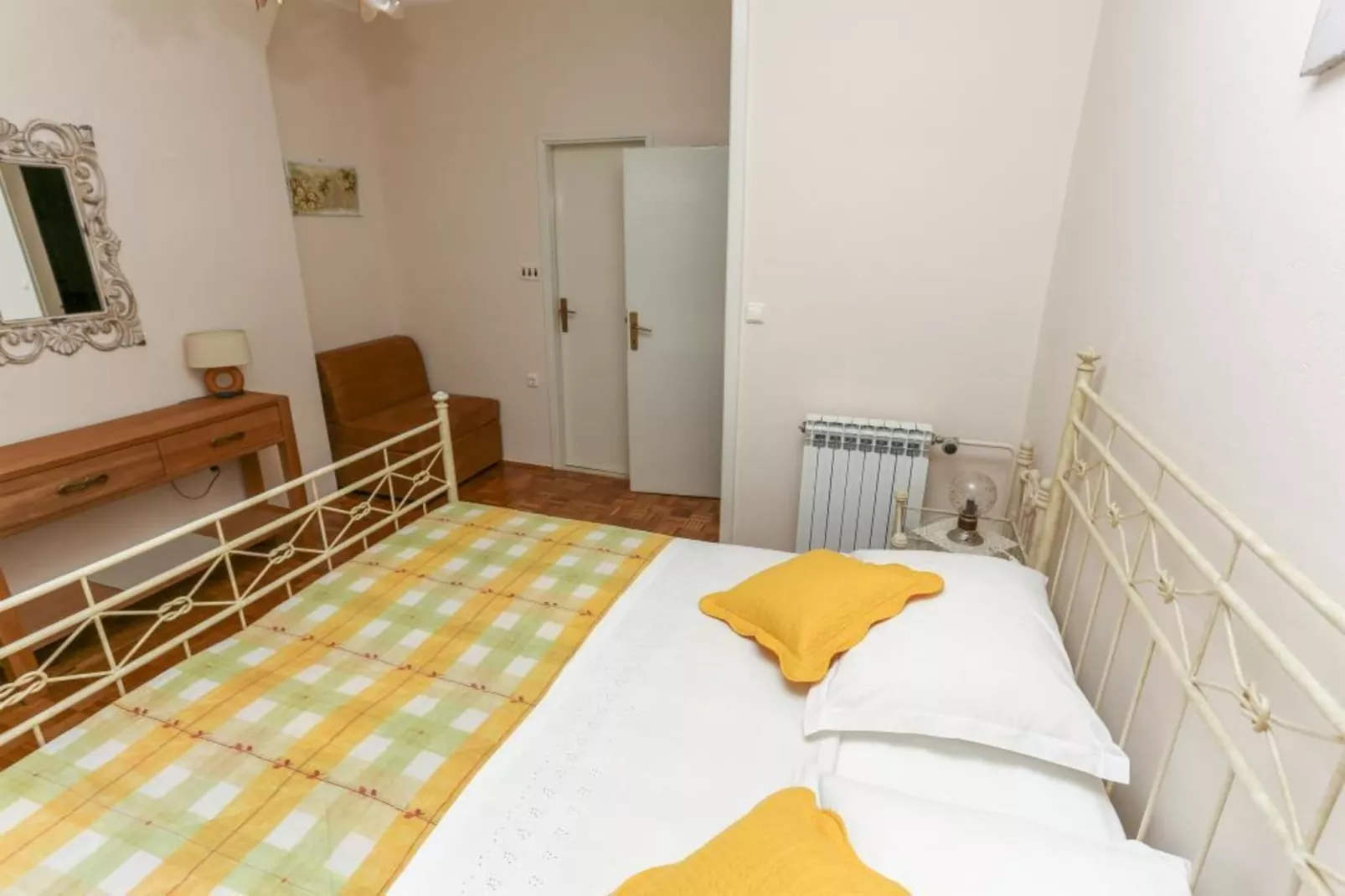 Apartment& Rooms Savonari  - Comfort  Double Room with Patio and Sea View (Soba 2)-Slaapkamer