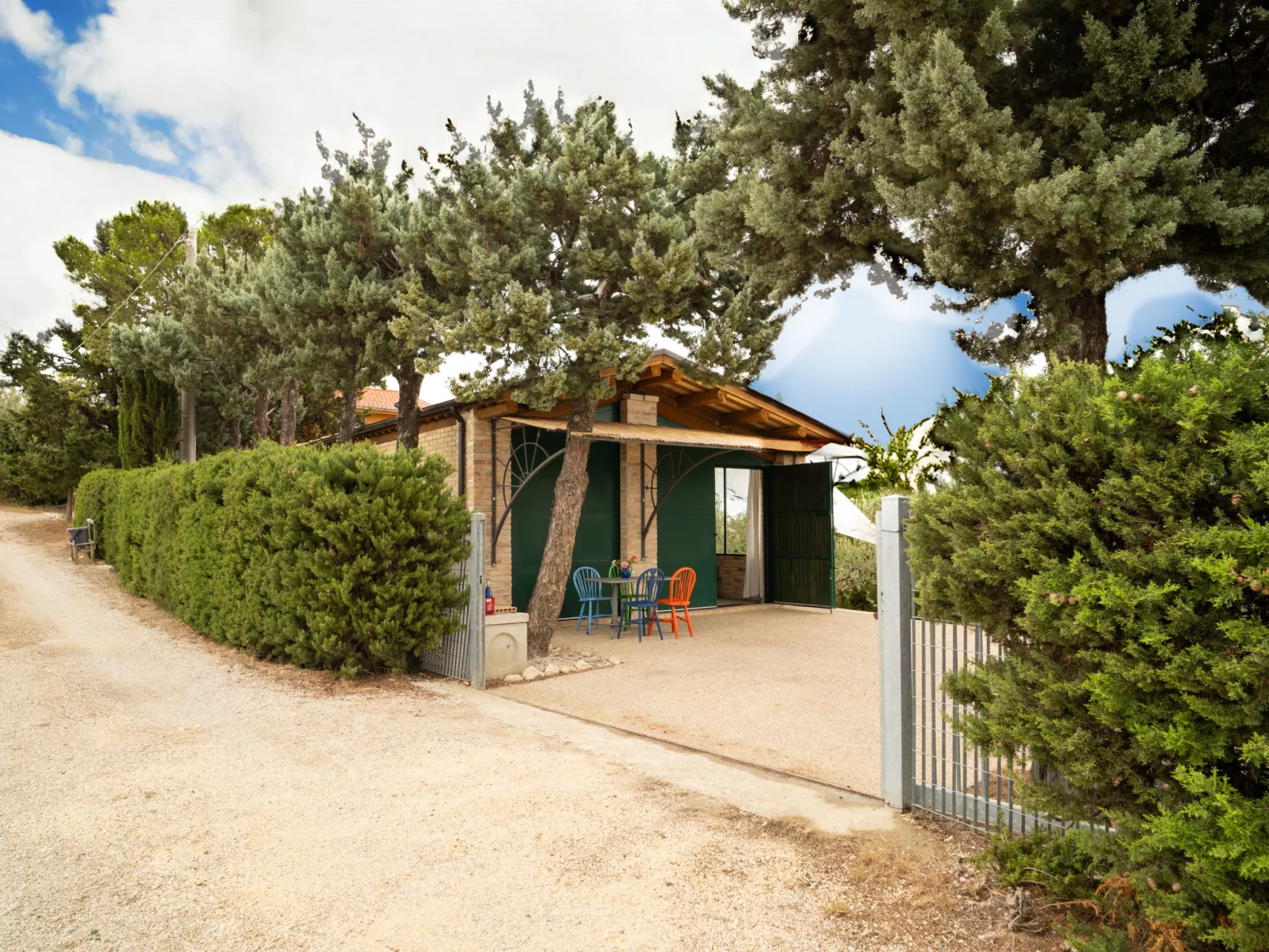 Mike's Dinghy House-Buiten