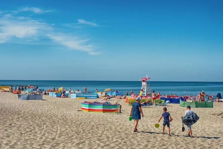 Domki wakacyjne RAJSKIE PIASKI dla 7 osób Dąbki-Gebieden zomer 1km