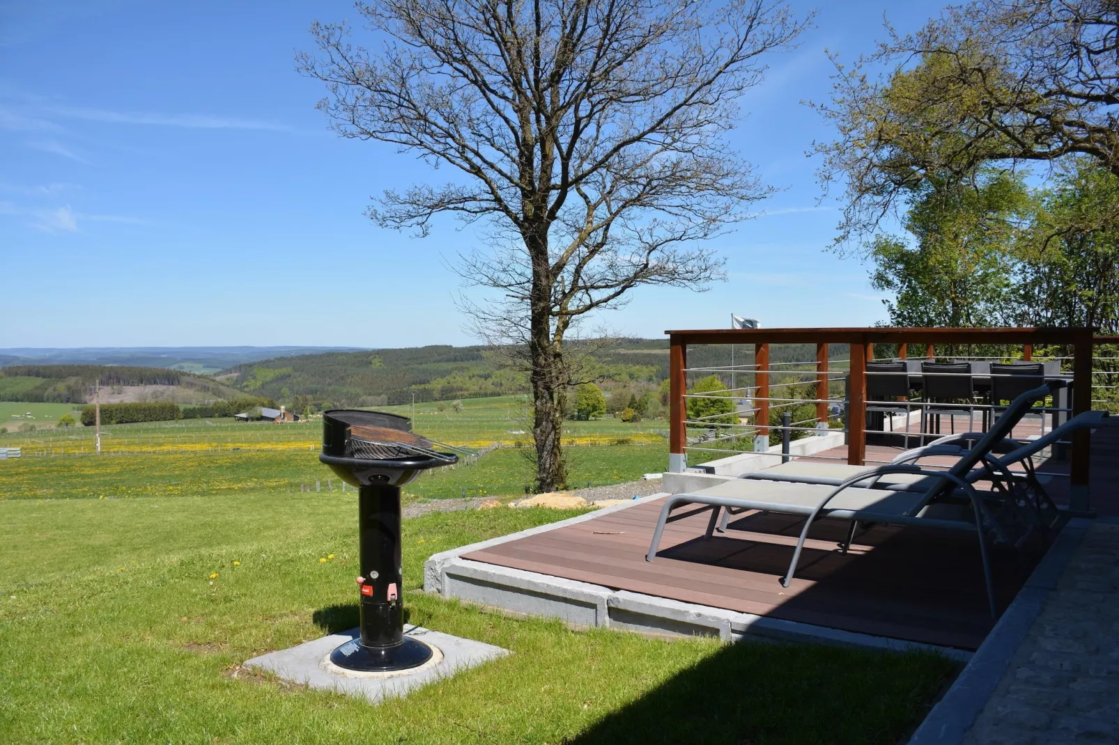 Le Chalet du Coteau-Uitzicht zomer