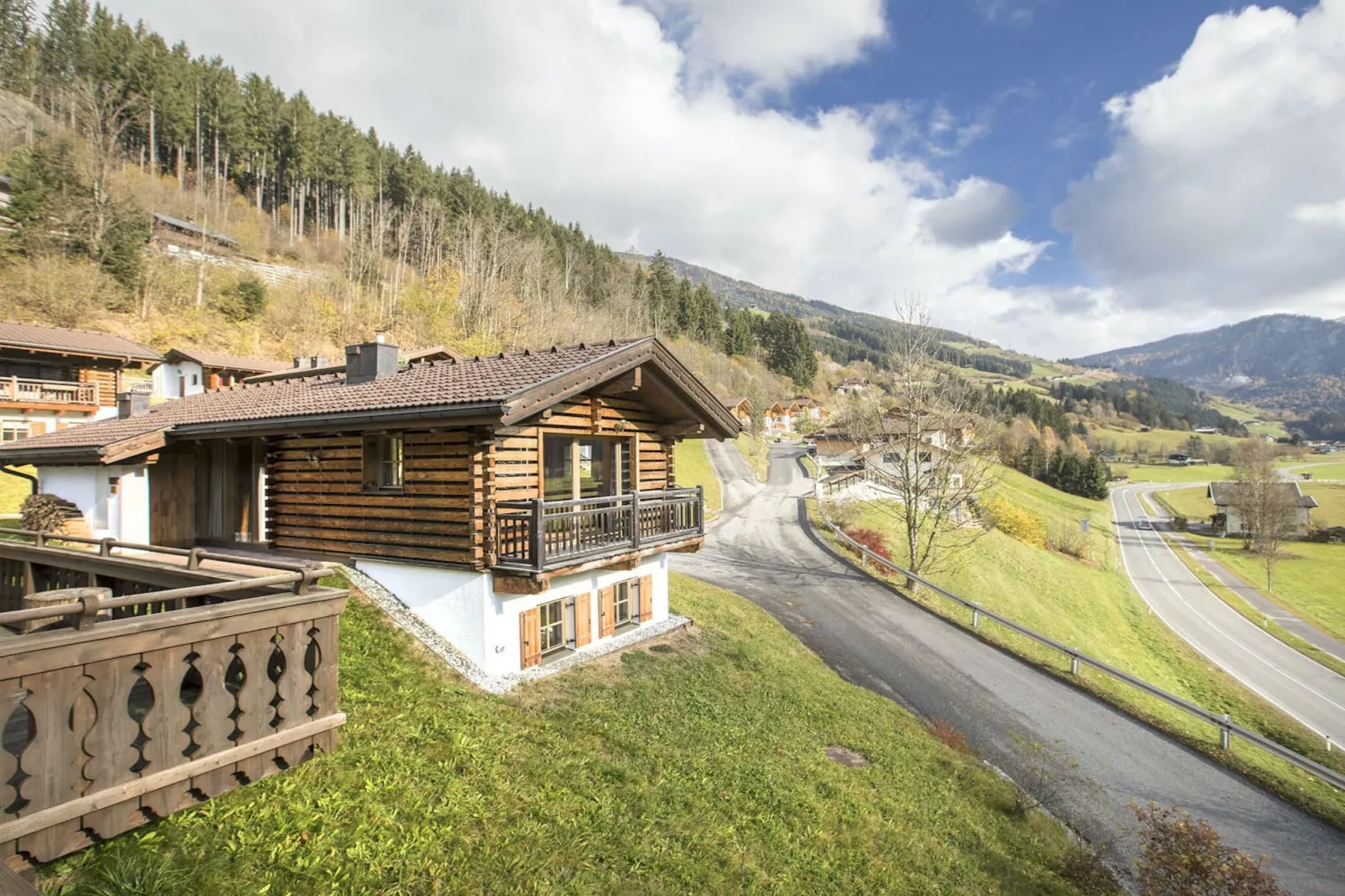 Chalets im Wald-Buitenkant zomer