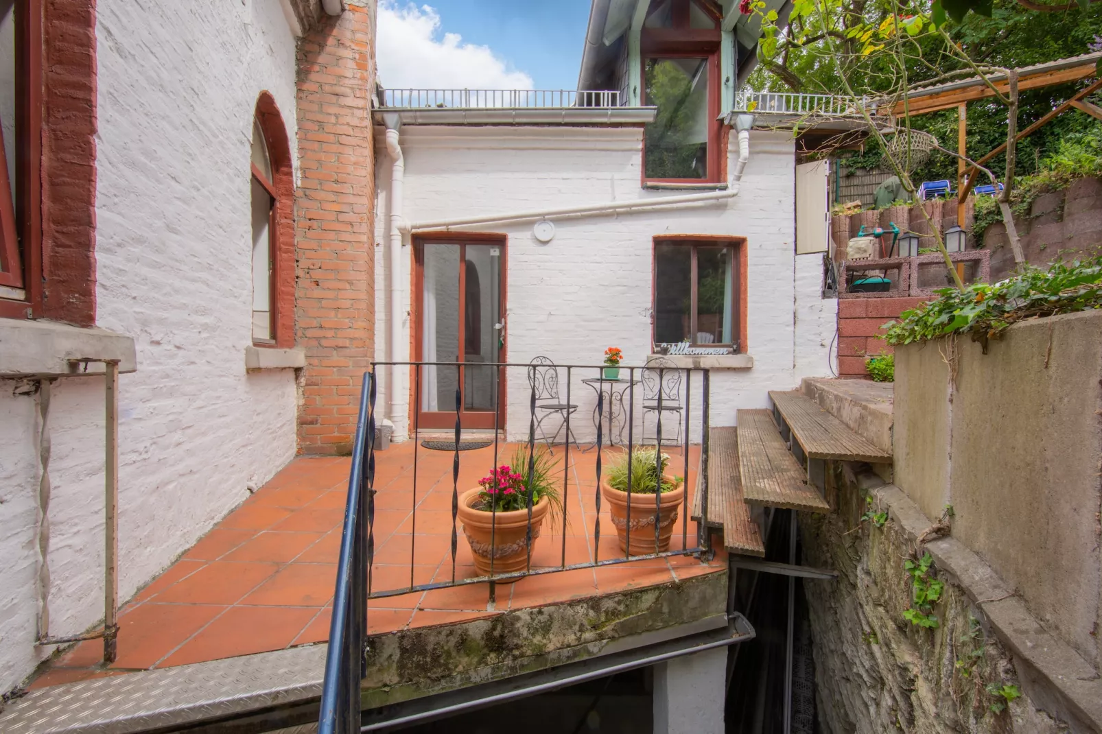 Maisonette im Taunus mit mediterrane Terrasse-Buitenkant zomer